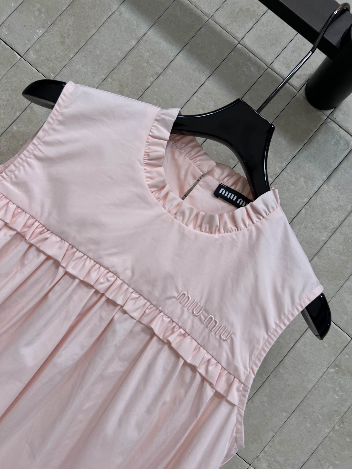 MIU家 26春夏新款 木耳边无袖连衣裙 圆领木耳边领型+胸口精致刺绣logo 细节拉满 腰部宽松娃娃裙