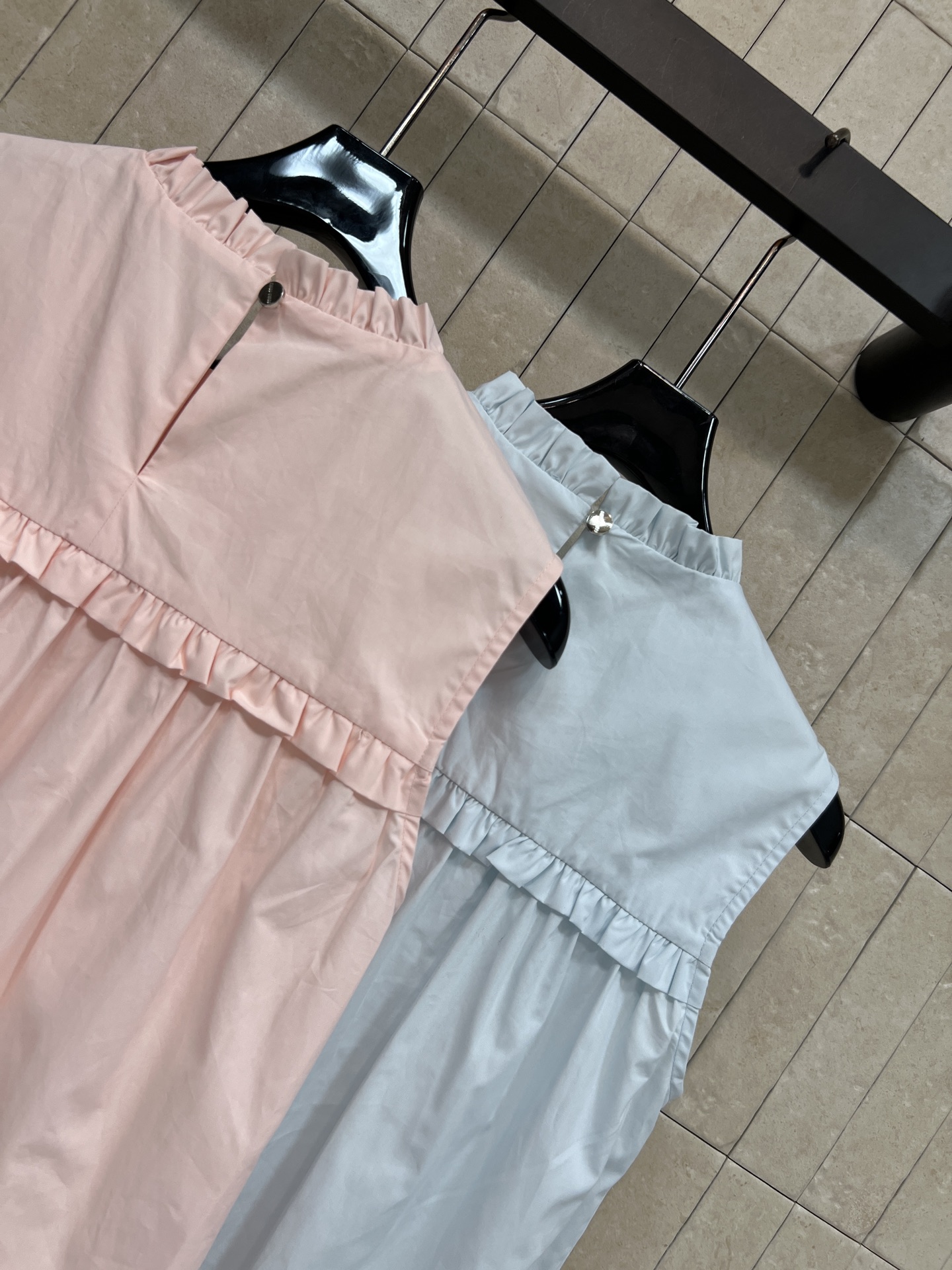 MIU家 26春夏新款 木耳边无袖连衣裙 圆领木耳边领型+胸口精致刺绣logo 细节拉满 腰部宽松娃娃裙