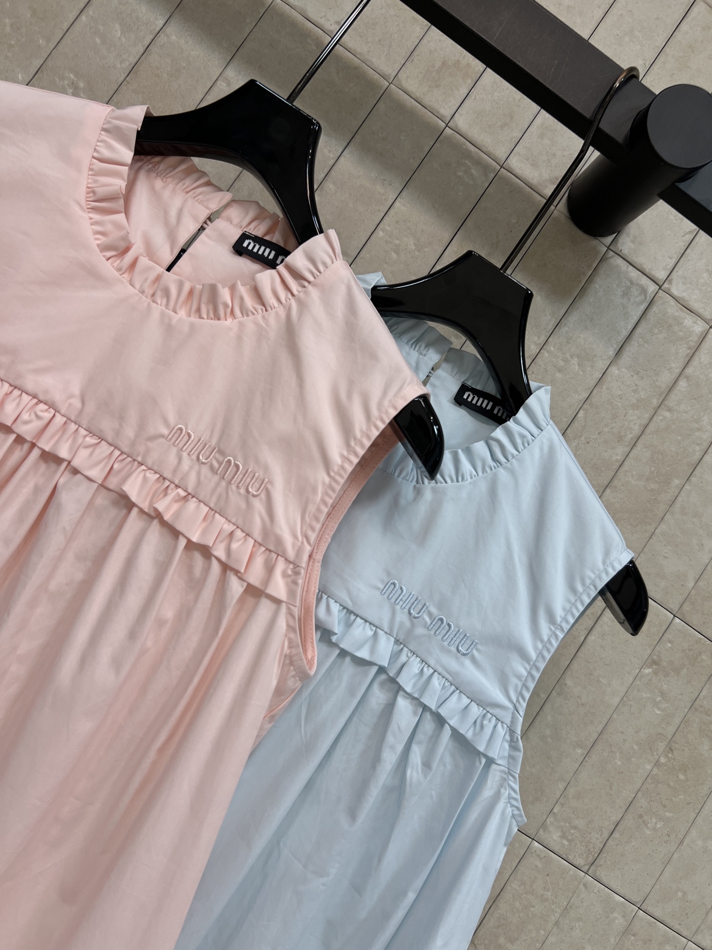 MIU家 26春夏新款 木耳边无袖连衣裙 圆领木耳边领型+胸口精致刺绣logo 细节拉满 腰部宽松娃娃裙