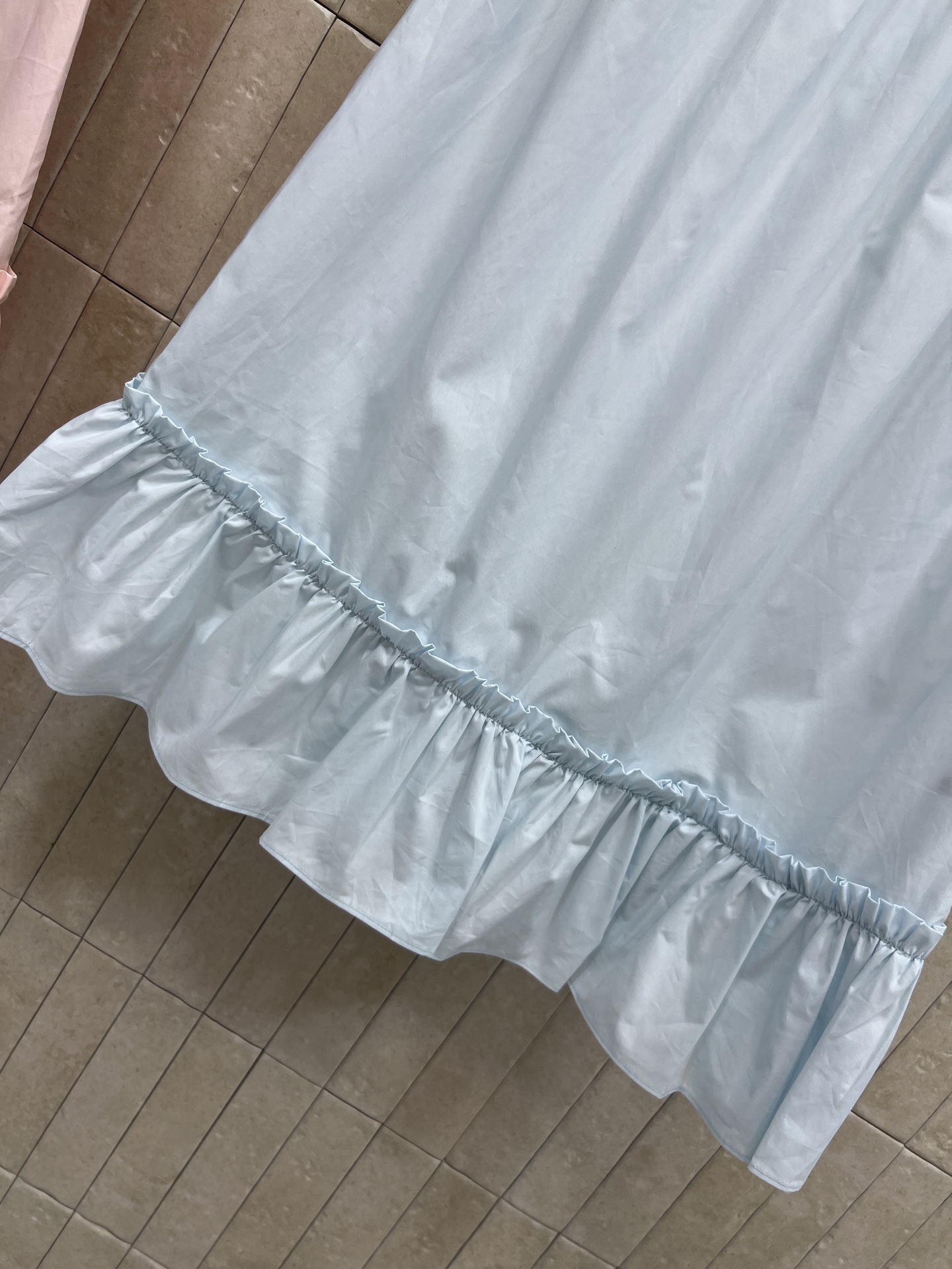 MIU家 26春夏新款 木耳边无袖连衣裙 圆领木耳边领型+胸口精致刺绣logo 细节拉满 腰部宽松娃娃裙