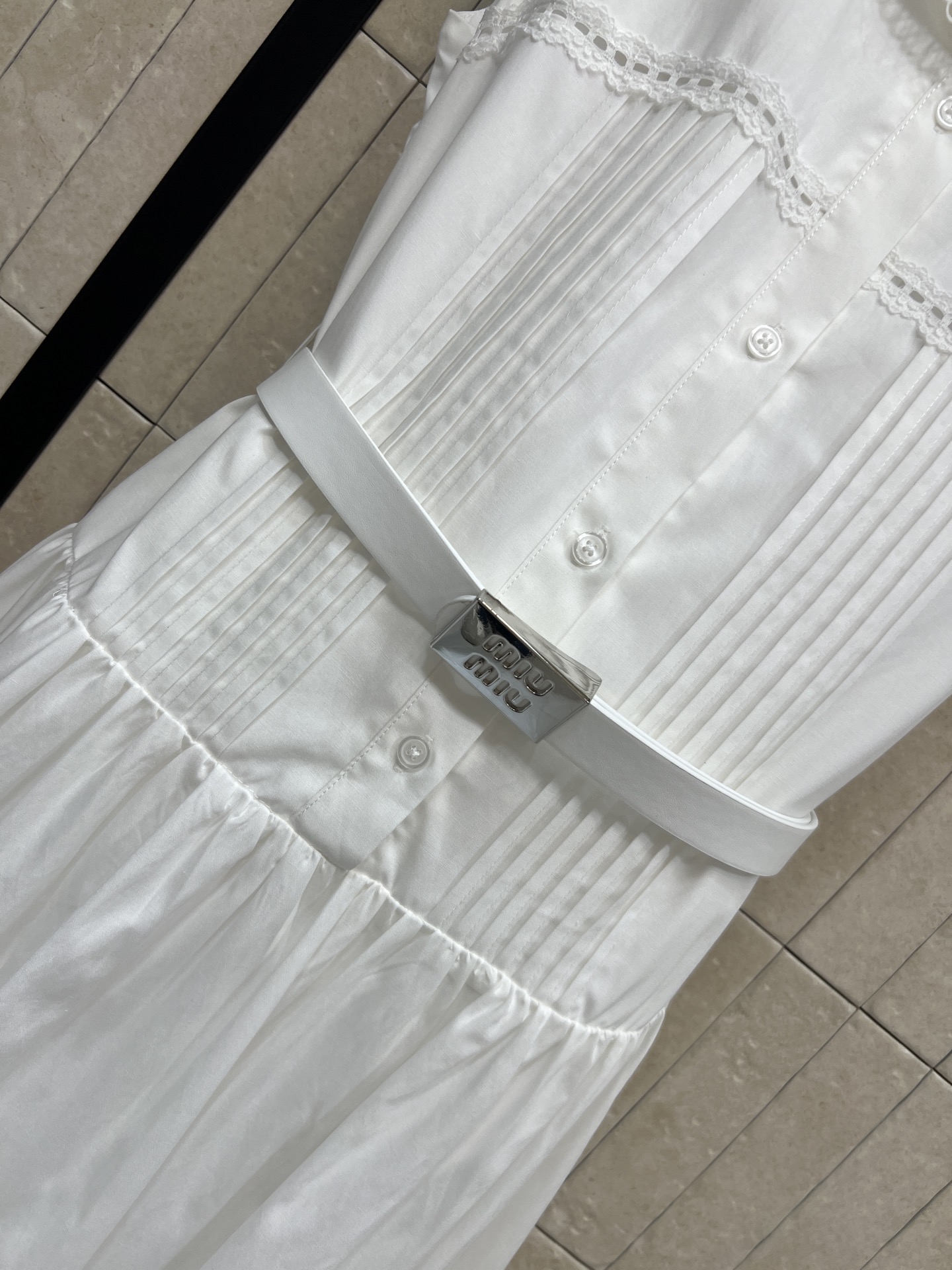 MIU家 26春夏新款 白色海军领连衣裙 采用挺括棉质面料 透气又舒适 海军领+蕾丝花边 学院风满满 细