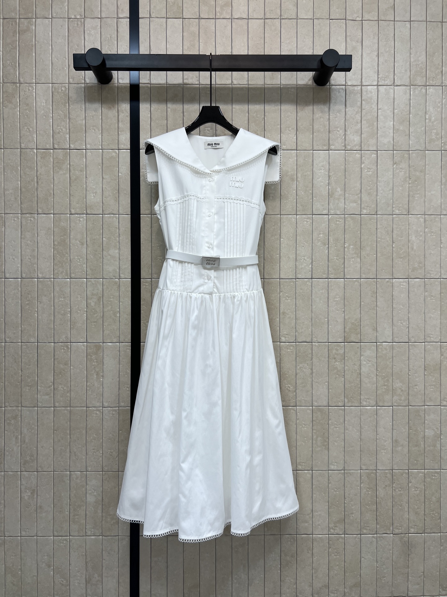 MIU家 26春夏新款 白色海军领连衣裙 采用挺括棉质面料 透气又舒适 海军领+蕾丝花边 学院风满满 细