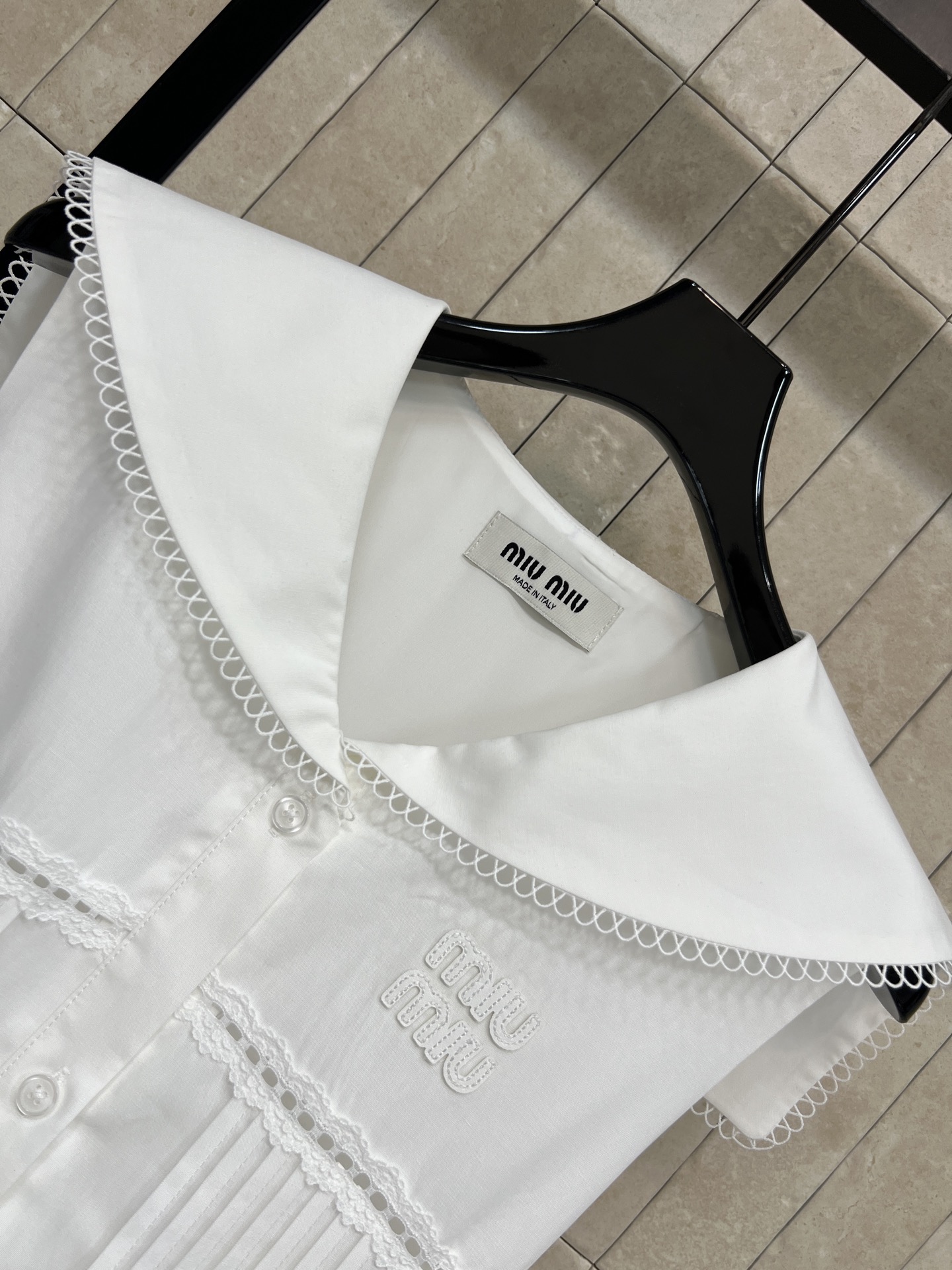 MIU家 26春夏新款 白色海军领连衣裙 采用挺括棉质面料 透气又舒适 海军领+蕾丝花边 学院风满满 细