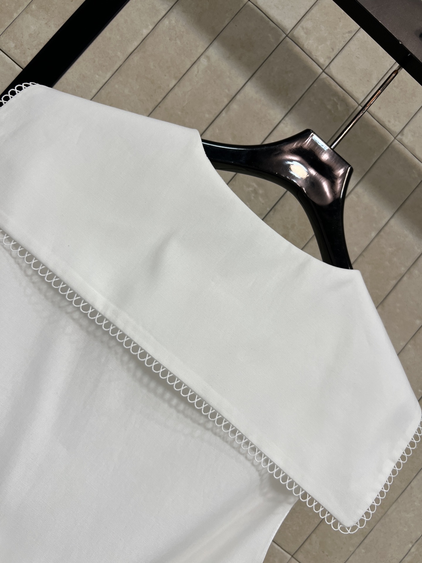 MIU家 26春夏新款 白色海军领连衣裙 采用挺括棉质面料 透气又舒适 海军领+蕾丝花边 学院风满满 细