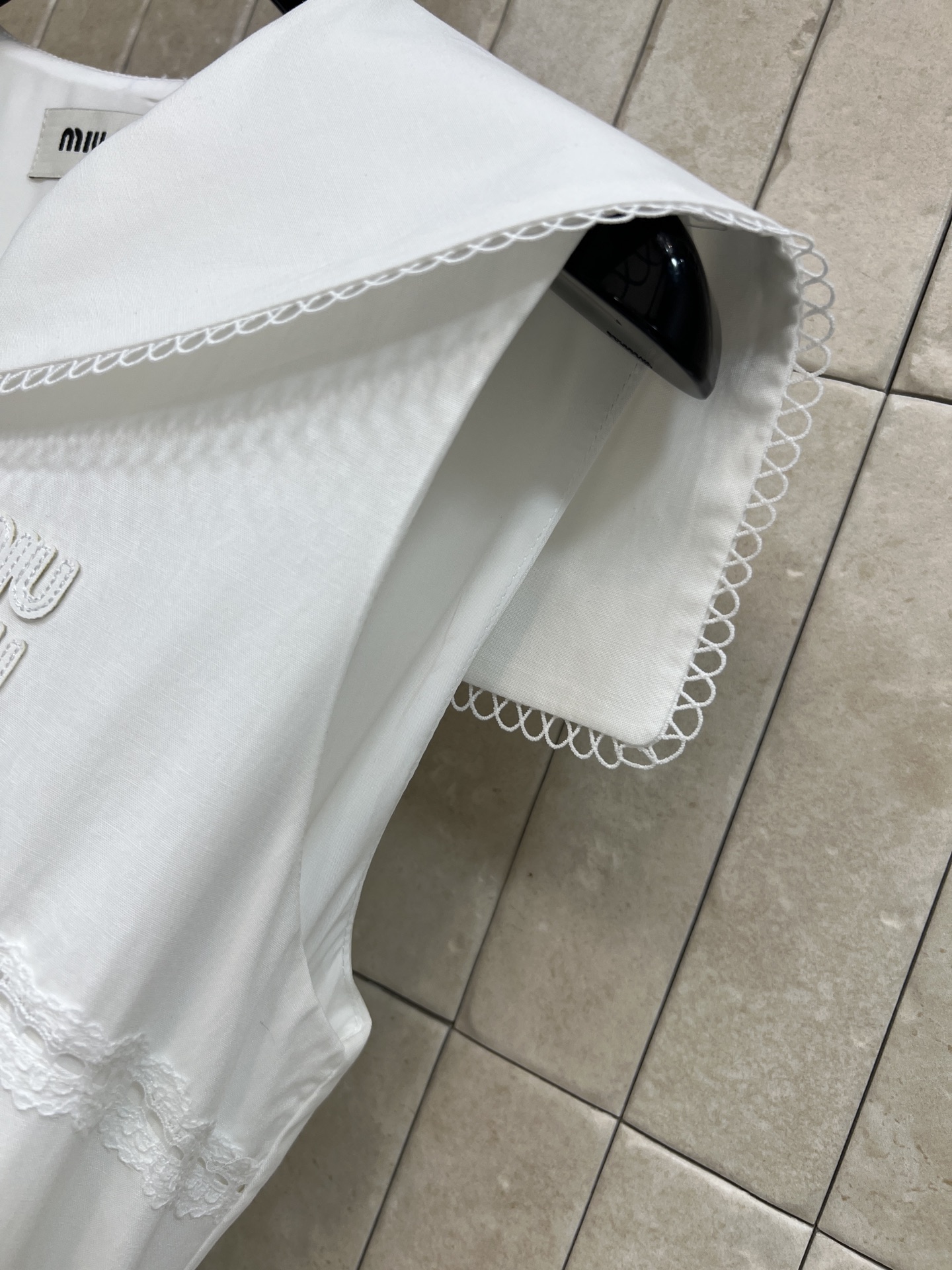 MIU家 26春夏新款 白色海军领连衣裙 采用挺括棉质面料 透气又舒适 海军领+蕾丝花边 学院风满满 细