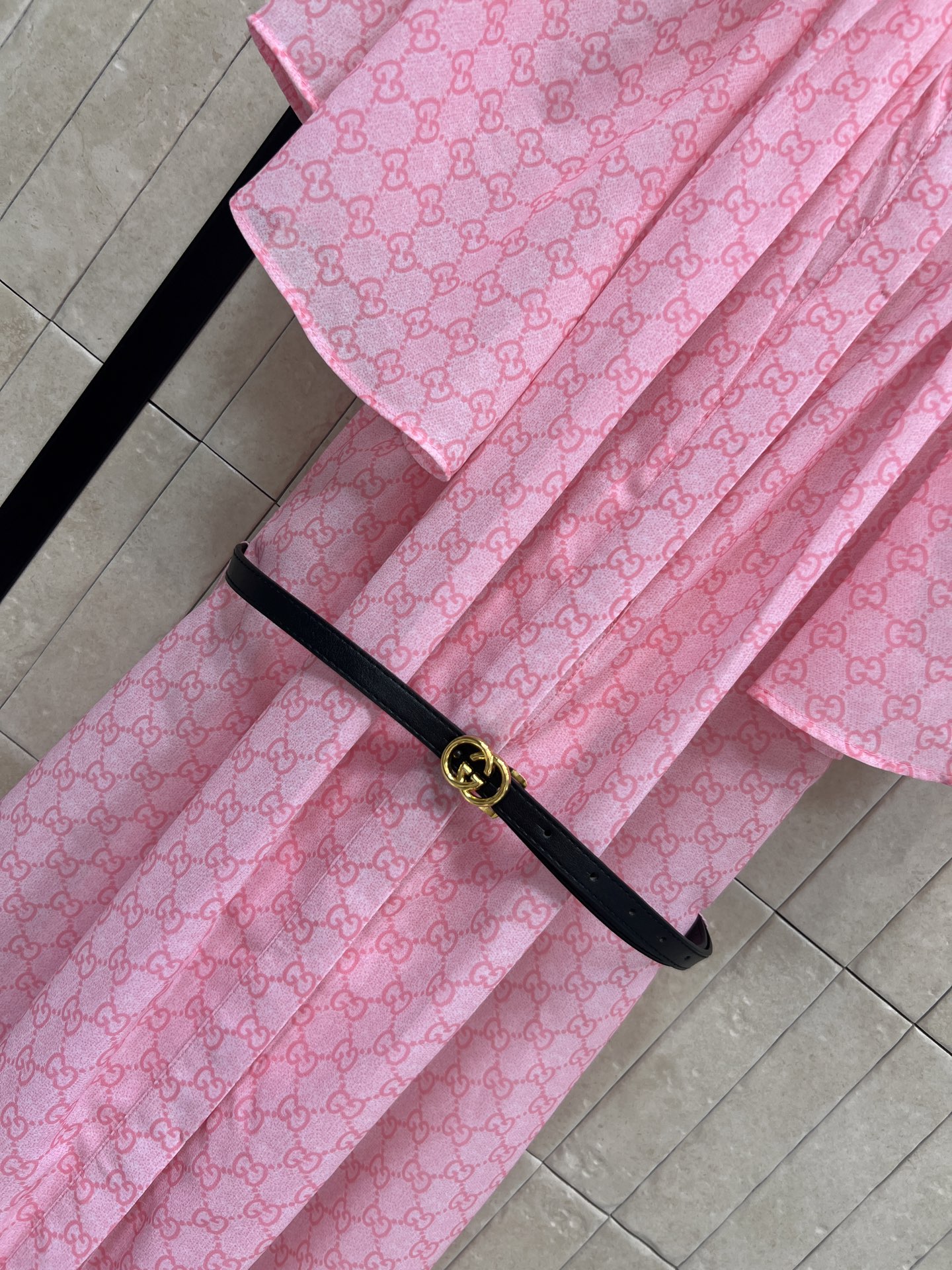 G家 26春夏新款 GG印花连衣裙 宽松披肩式短袖设计 修饰肩部线条 黑色腰带配金属扣 勾勒腰线 提升层