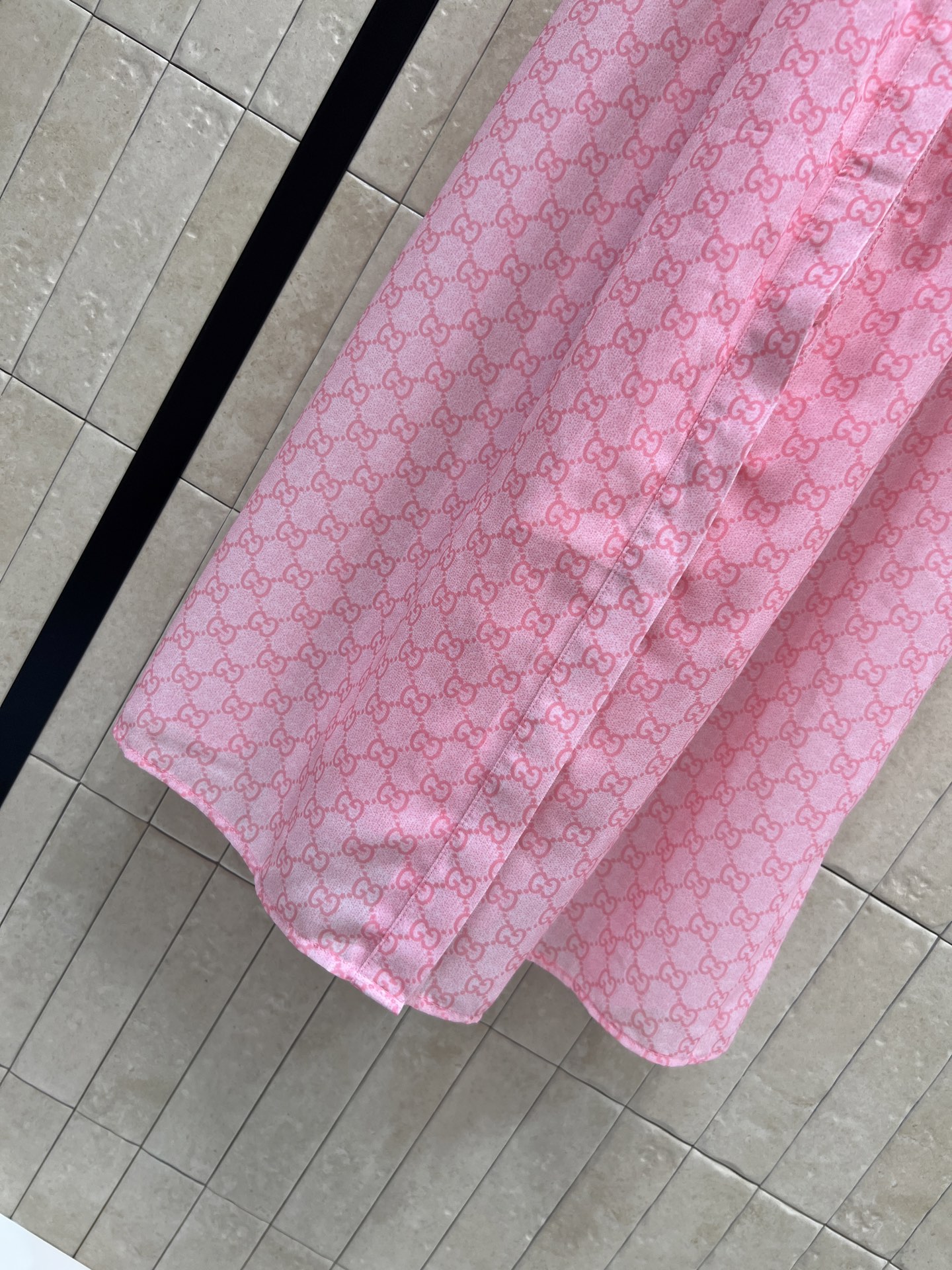 G家 26春夏新款 GG印花连衣裙 宽松披肩式短袖设计 修饰肩部线条 黑色腰带配金属扣 勾勒腰线 提升层