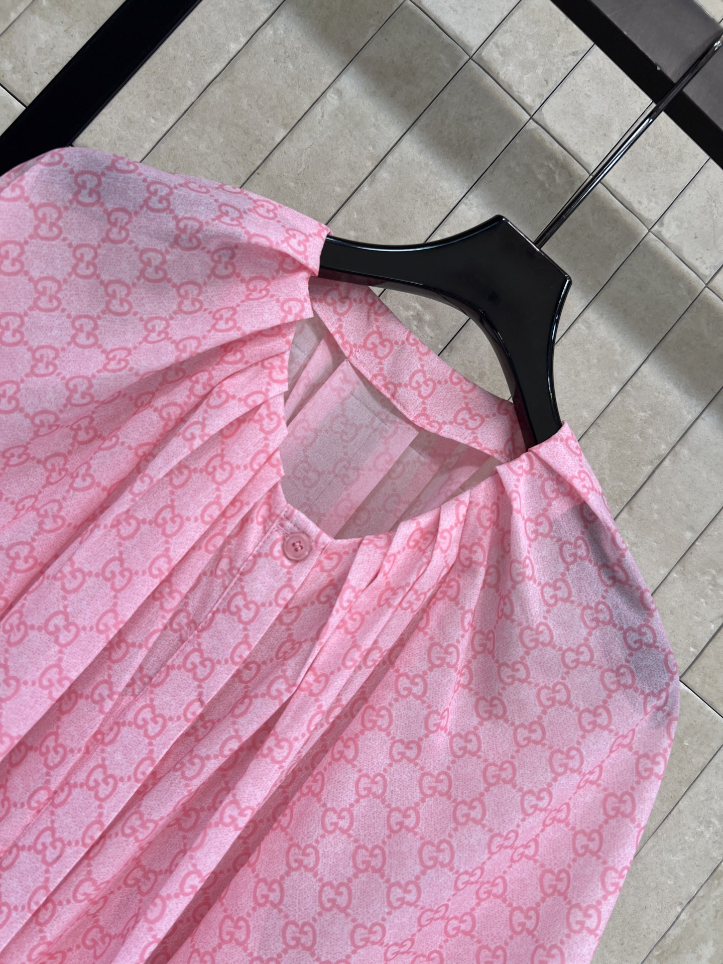 G家 26春夏新款 GG印花连衣裙 宽松披肩式短袖设计 修饰肩部线条 黑色腰带配金属扣 勾勒腰线 提升层