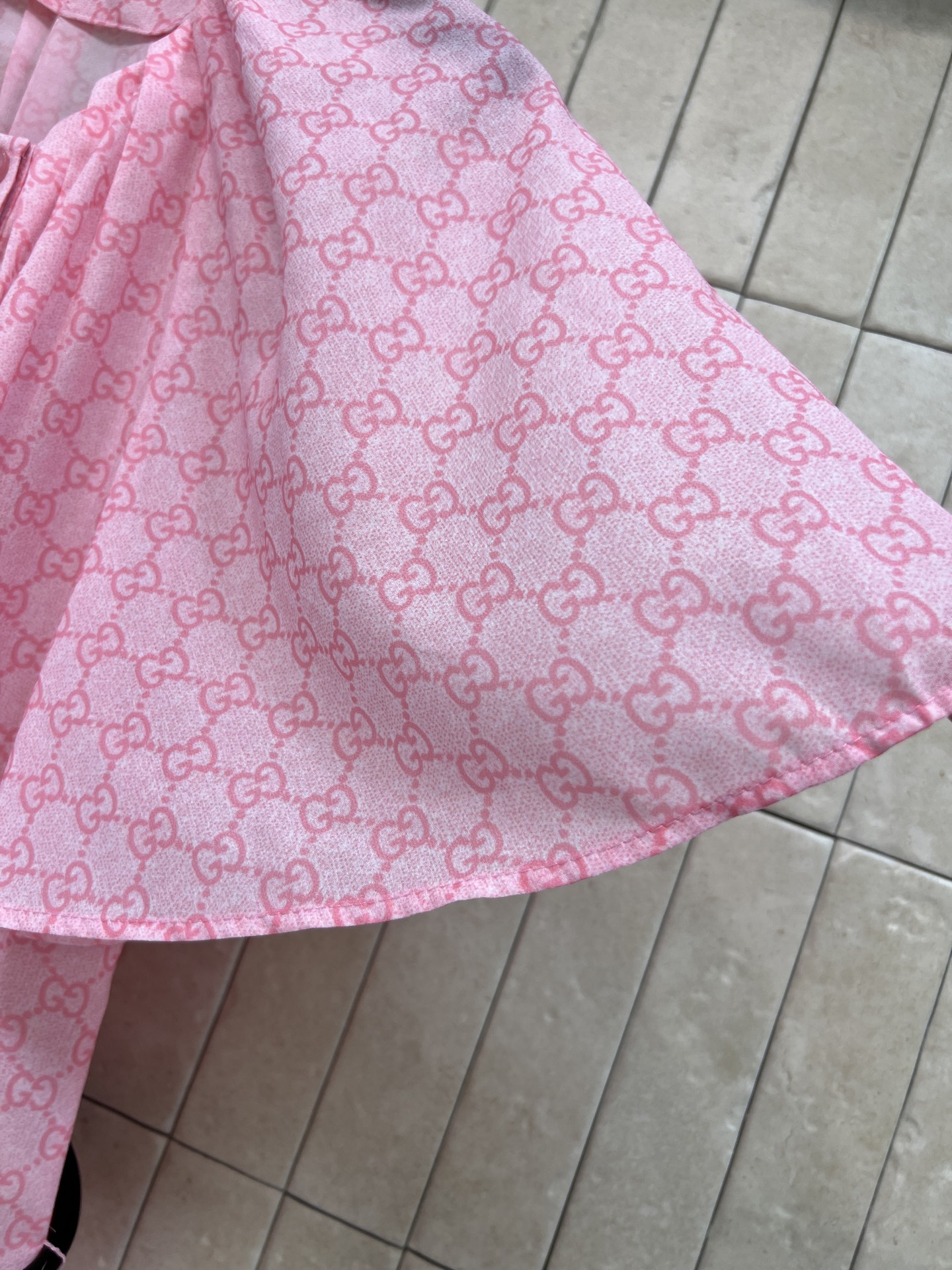 G家 26春夏新款 GG印花连衣裙 宽松披肩式短袖设计 修饰肩部线条 黑色腰带配金属扣 勾勒腰线 提升层