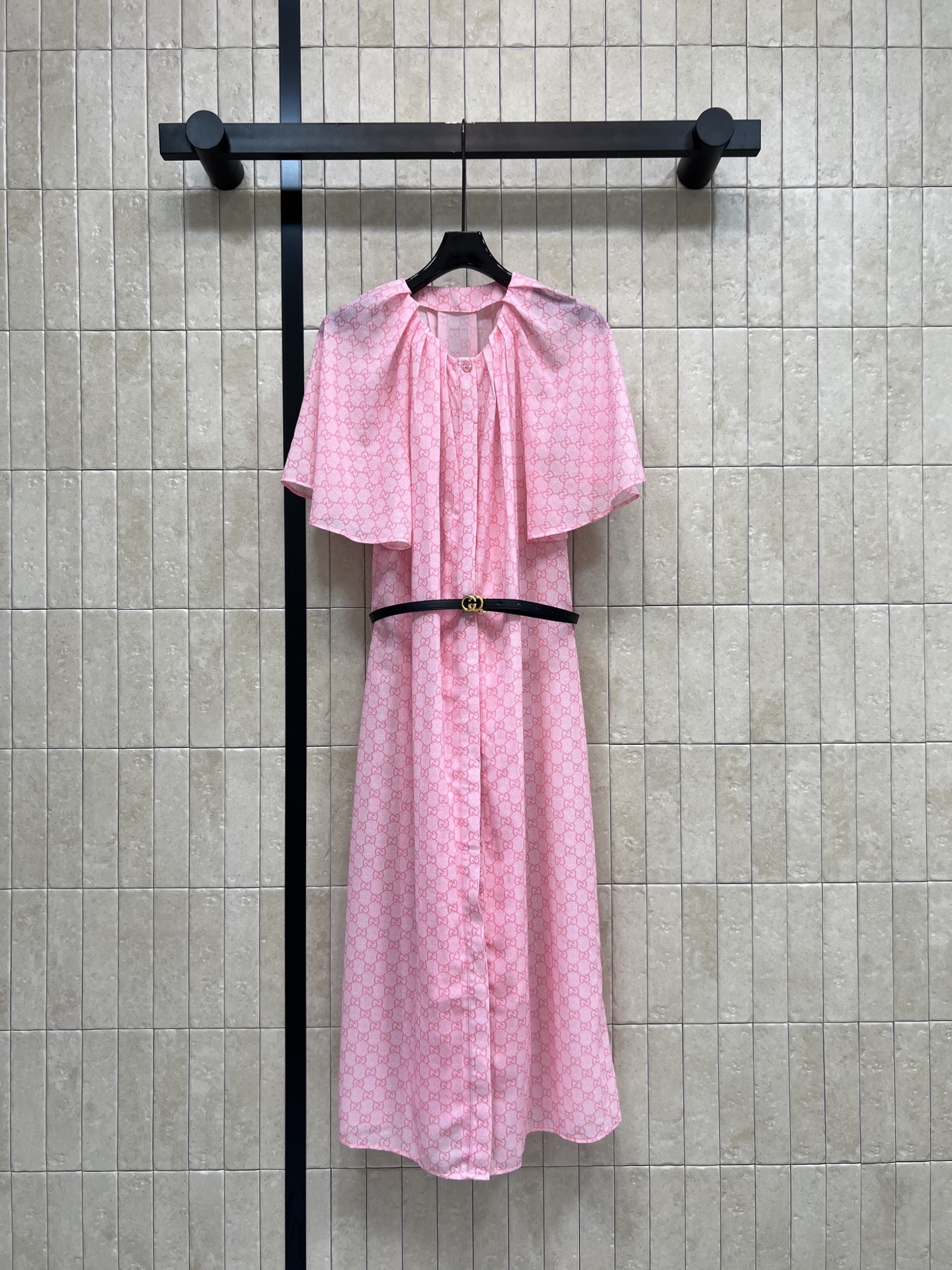 G家 26春夏新款 GG印花连衣裙 宽松披肩式短袖设计 修饰肩部线条 黑色腰带配金属扣 勾勒腰线 提升层