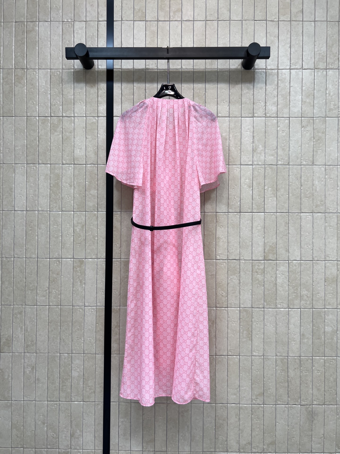 G家 26春夏新款 GG印花连衣裙 宽松披肩式短袖设计 修饰肩部线条 黑色腰带配金属扣 勾勒腰线 提升层