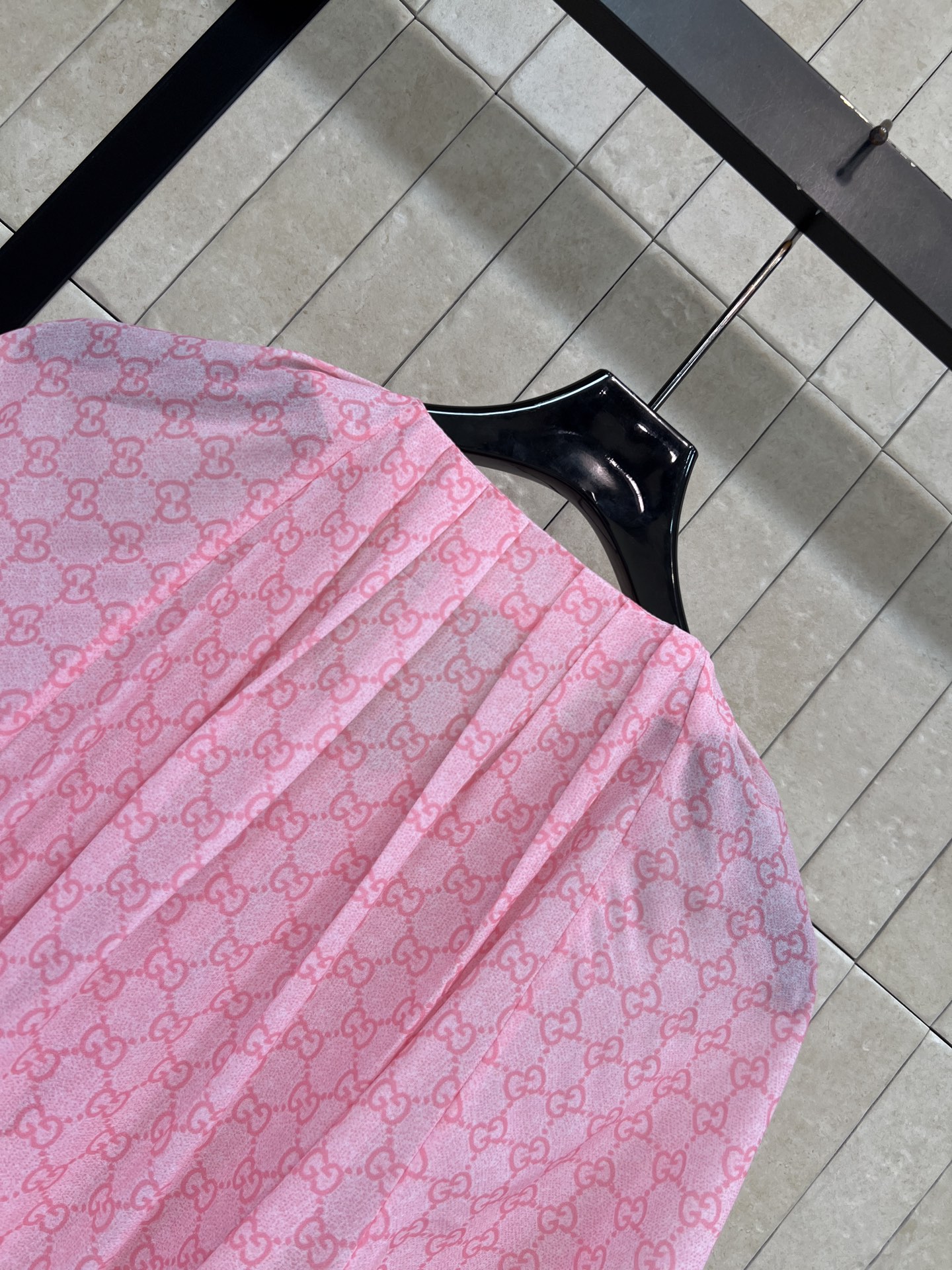 G家 26春夏新款 GG印花连衣裙 宽松披肩式短袖设计 修饰肩部线条 黑色腰带配金属扣 勾勒腰线 提升层