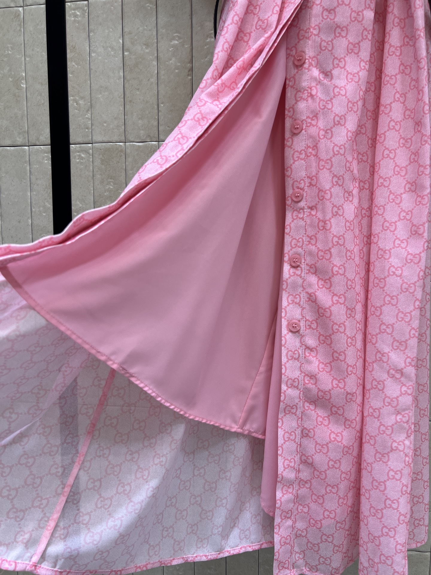 G家 26春夏新款 GG印花连衣裙 宽松披肩式短袖设计 修饰肩部线条 黑色腰带配金属扣 勾勒腰线 提升层