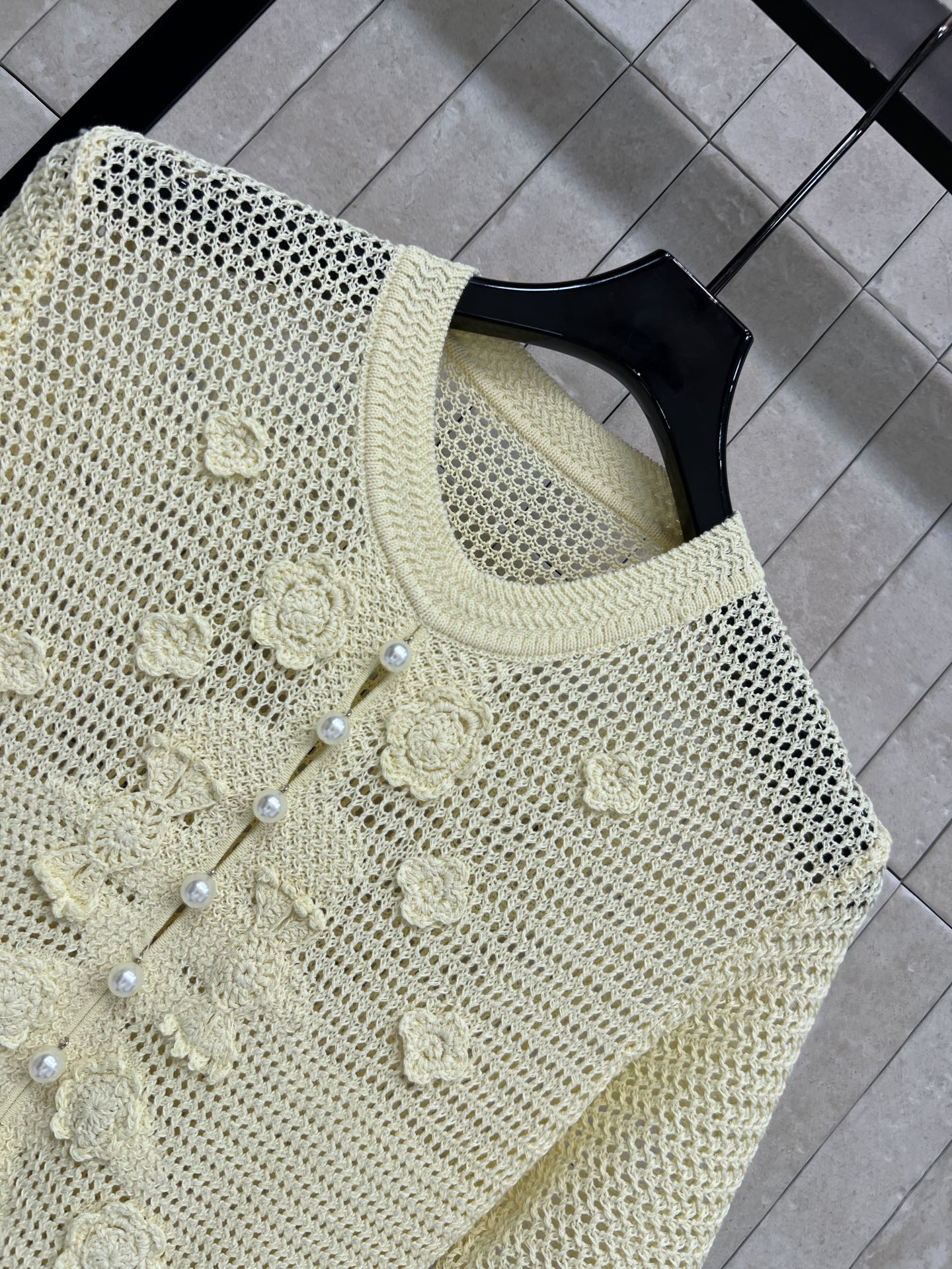 Self家 26春夏新款 镂空针织连衣裙 短袖+荷叶边抽绳收腰 修饰身材比例 立体钩花点缀 柔美又精致 