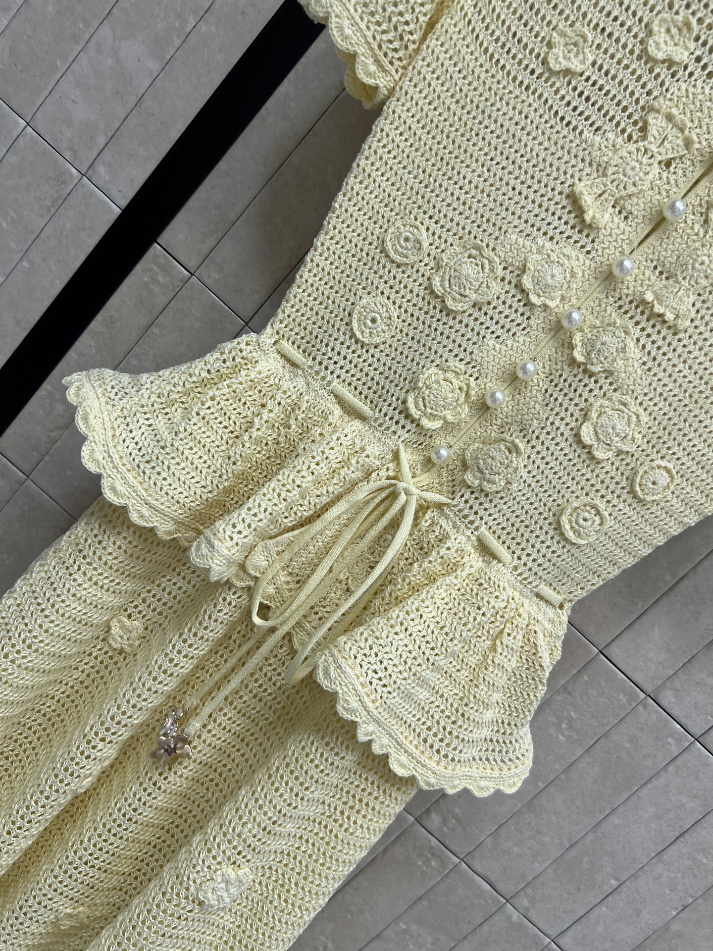 Self家 26春夏新款 镂空针织连衣裙 短袖+荷叶边抽绳收腰 修饰身材比例 立体钩花点缀 柔美又精致 