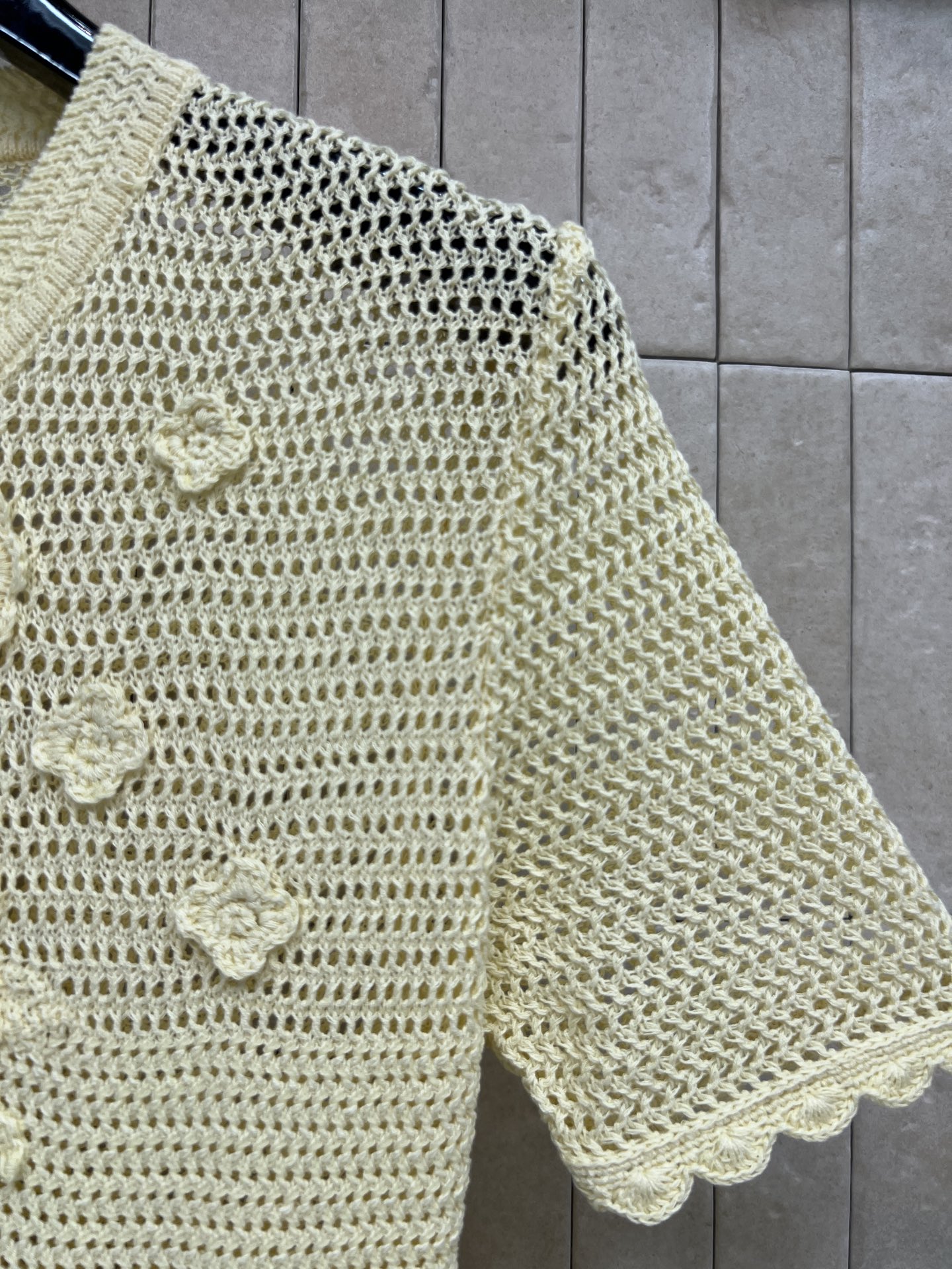 Self家 26春夏新款 镂空针织连衣裙 短袖+荷叶边抽绳收腰 修饰身材比例 立体钩花点缀 柔美又精致 