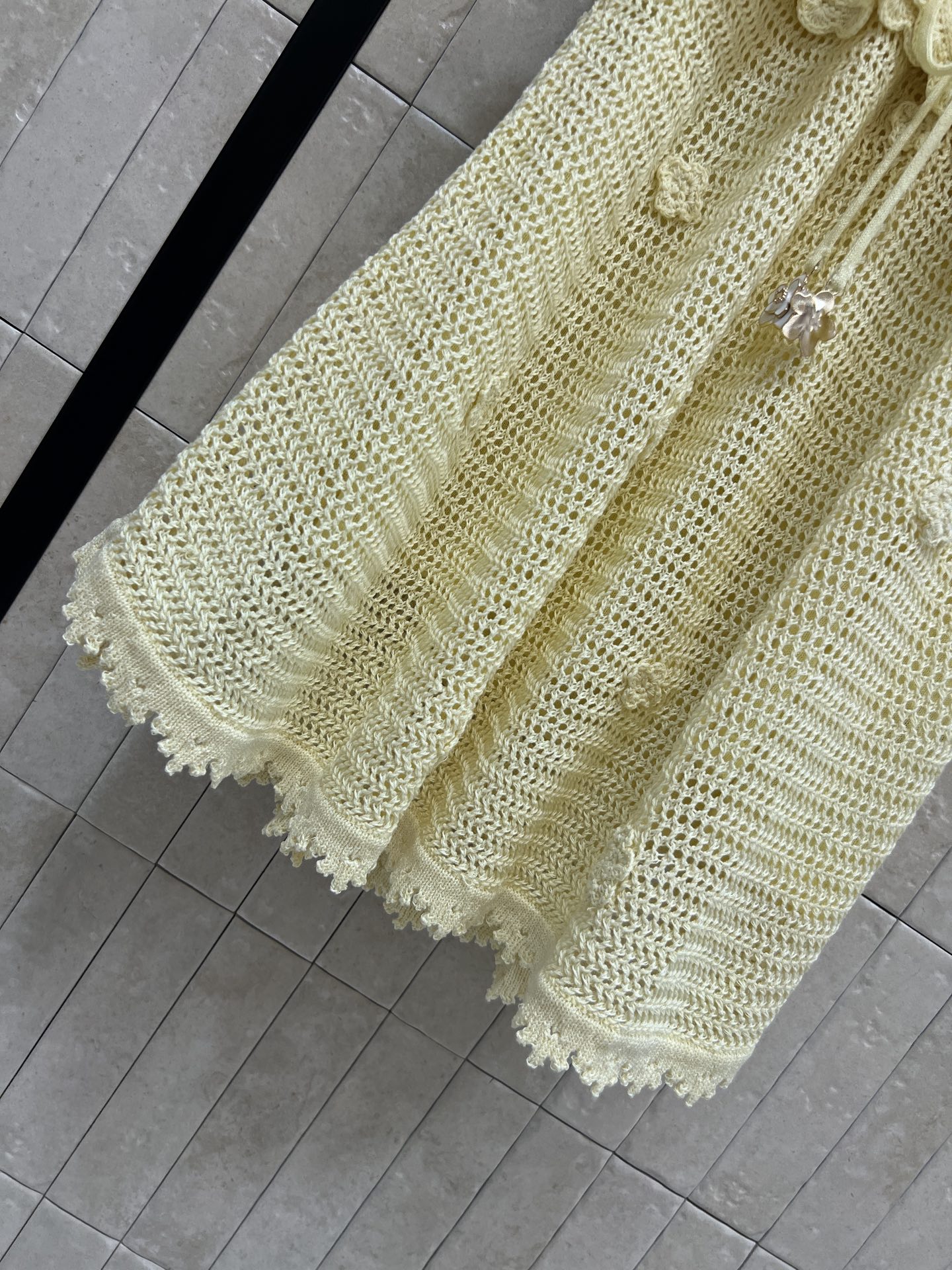 Self家 26春夏新款 镂空针织连衣裙 短袖+荷叶边抽绳收腰 修饰身材比例 立体钩花点缀 柔美又精致 