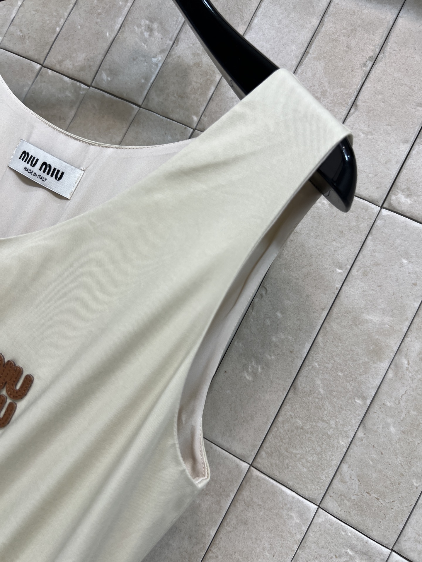 MIU家 26春夏新款 无袖背心连衣裙 面料轻薄触感柔滑 收腰设计勾勒优雅曲线 裙摆宽松及膝 复古又高级