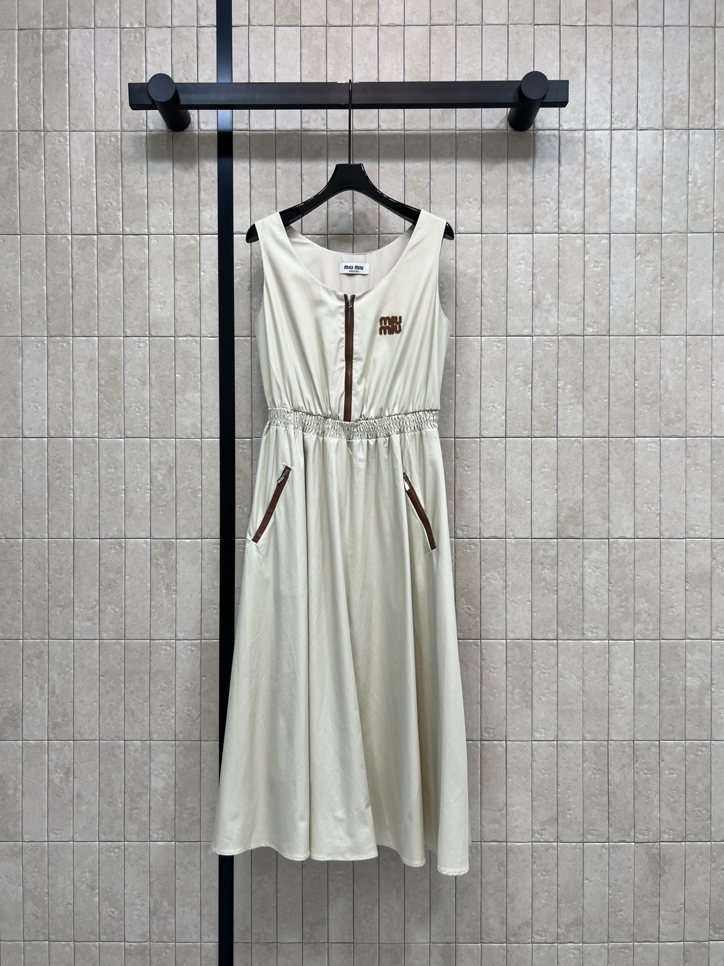 MIU家 26春夏新款 无袖背心连衣裙 面料轻薄触感柔滑 收腰设计勾勒优雅曲线 裙摆宽松及膝 复古又高级