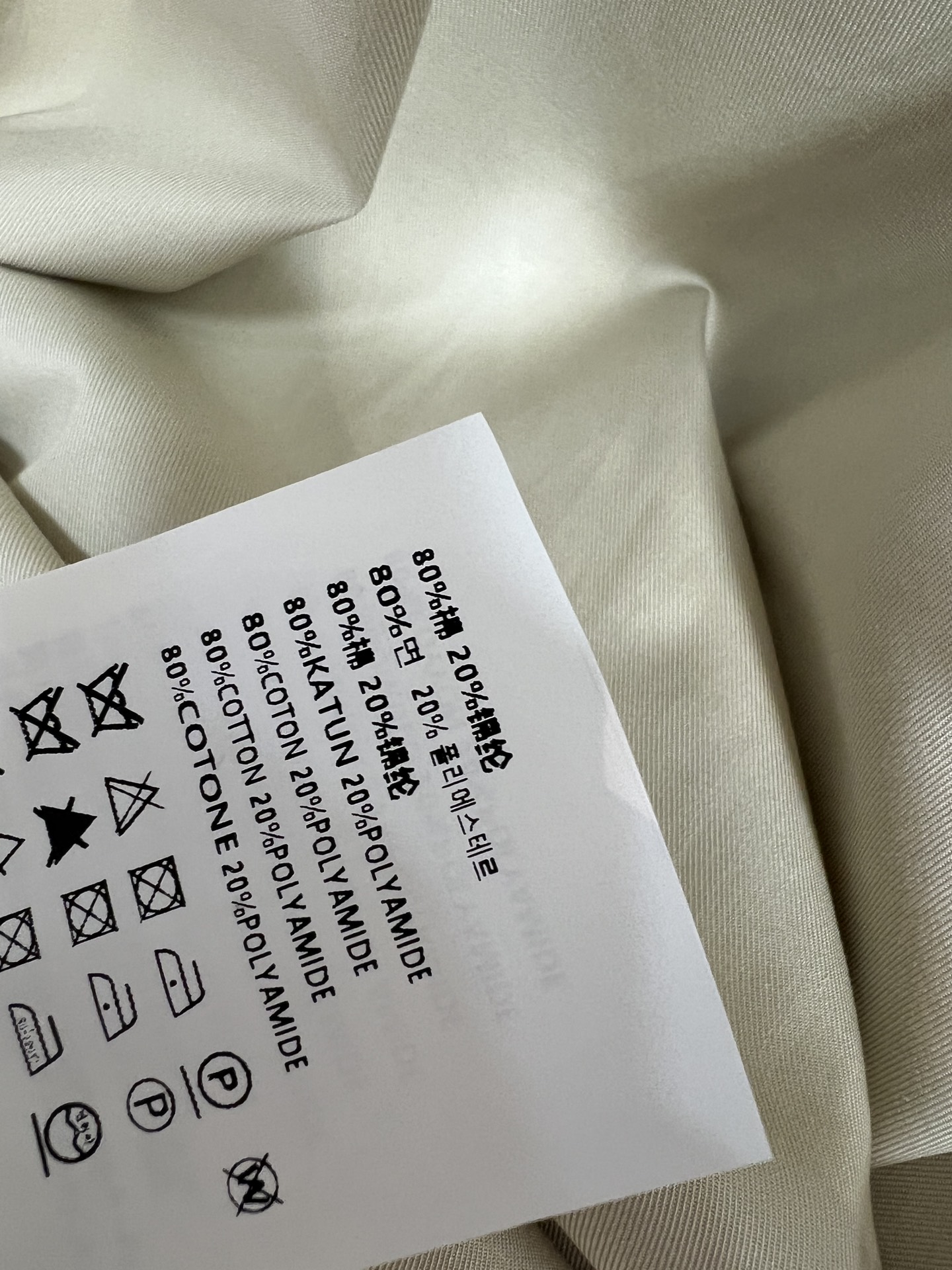 MIU家 26春夏新款 无袖背心连衣裙 面料轻薄触感柔滑 收腰设计勾勒优雅曲线 裙摆宽松及膝 复古又高级