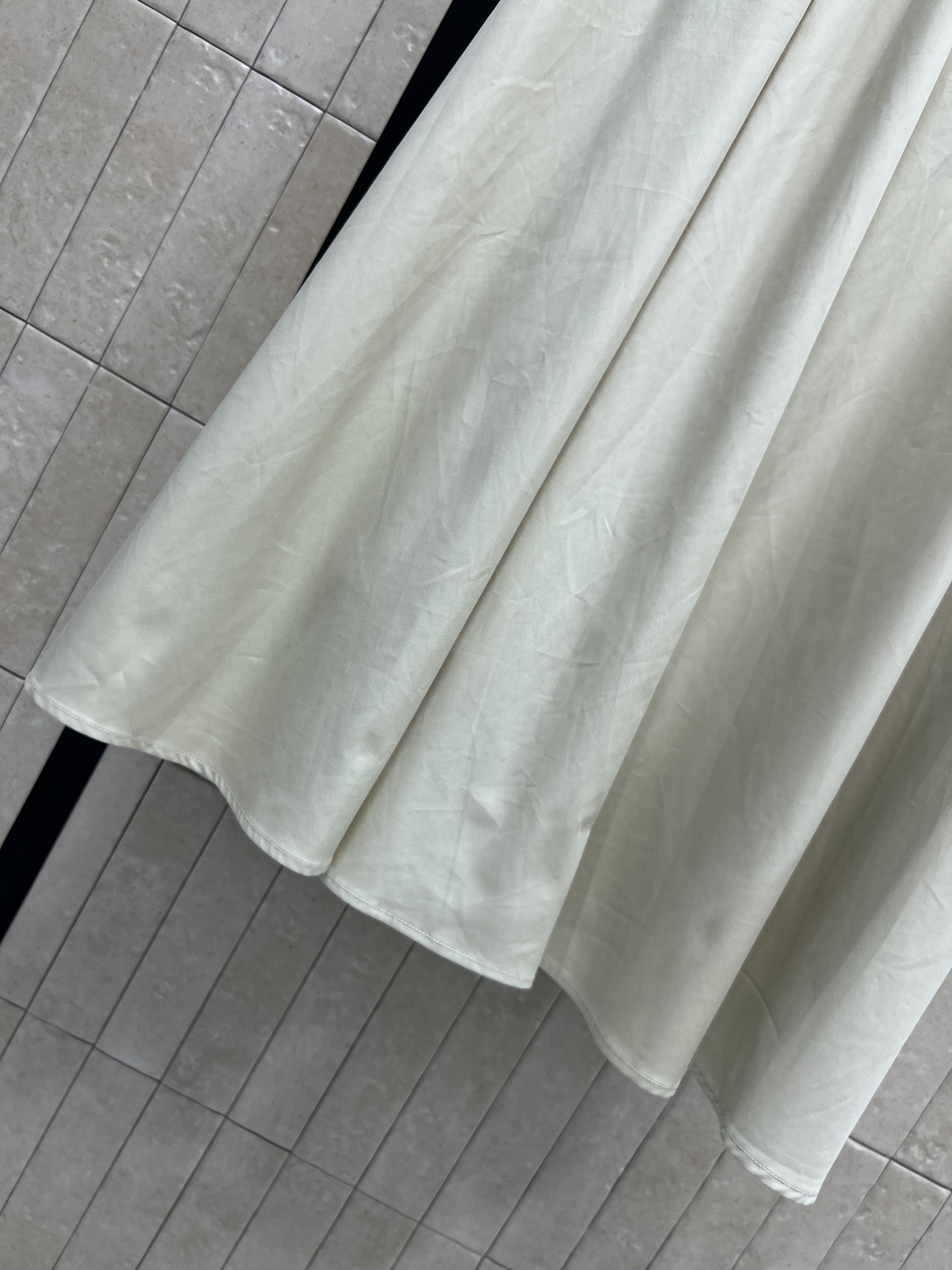 MIU家 26春夏新款 无袖背心连衣裙 面料轻薄触感柔滑 收腰设计勾勒优雅曲线 裙摆宽松及膝 复古又高级