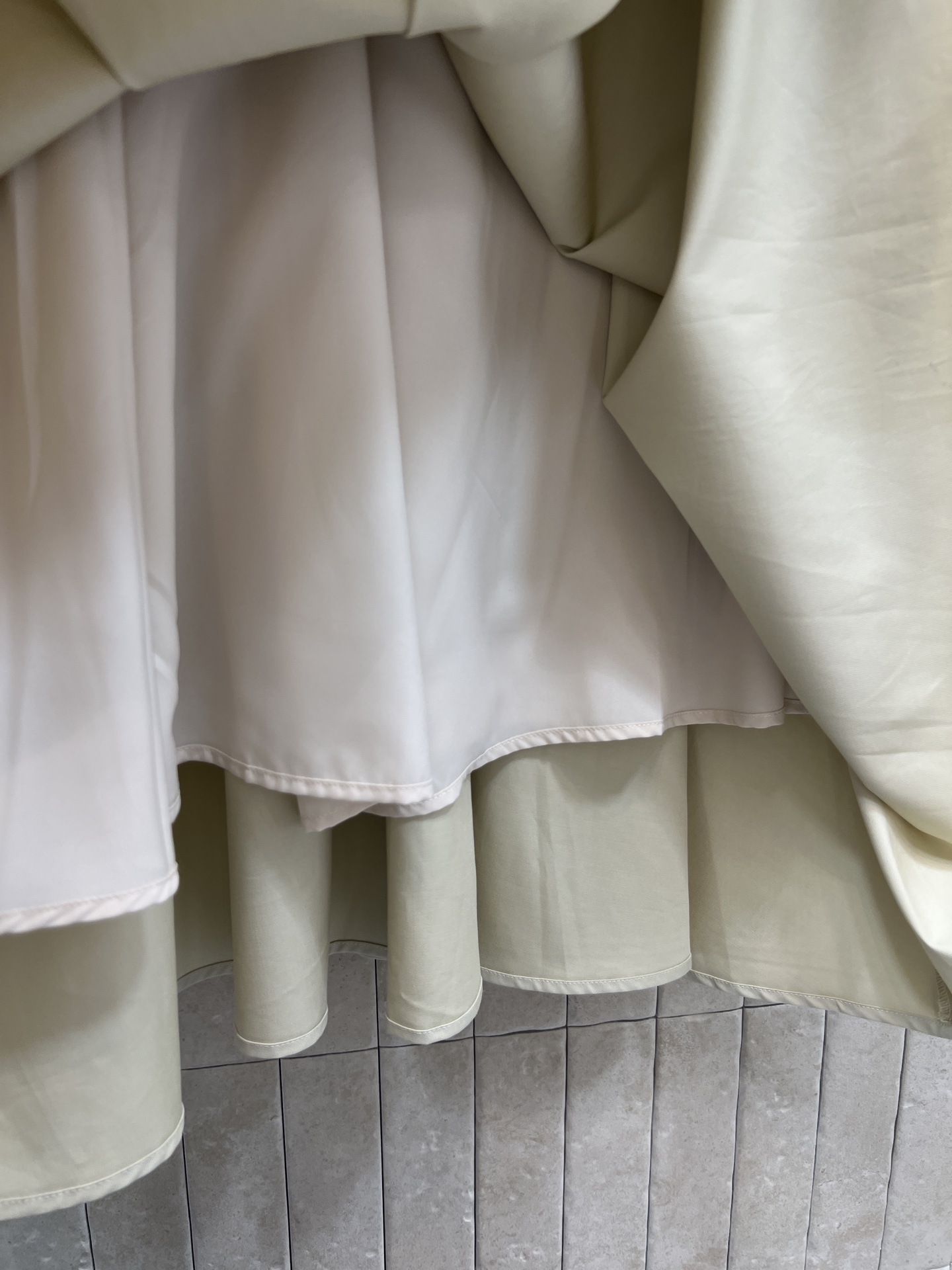 MIU家 26春夏新款 无袖背心连衣裙 面料轻薄触感柔滑 收腰设计勾勒优雅曲线 裙摆宽松及膝 复古又高级