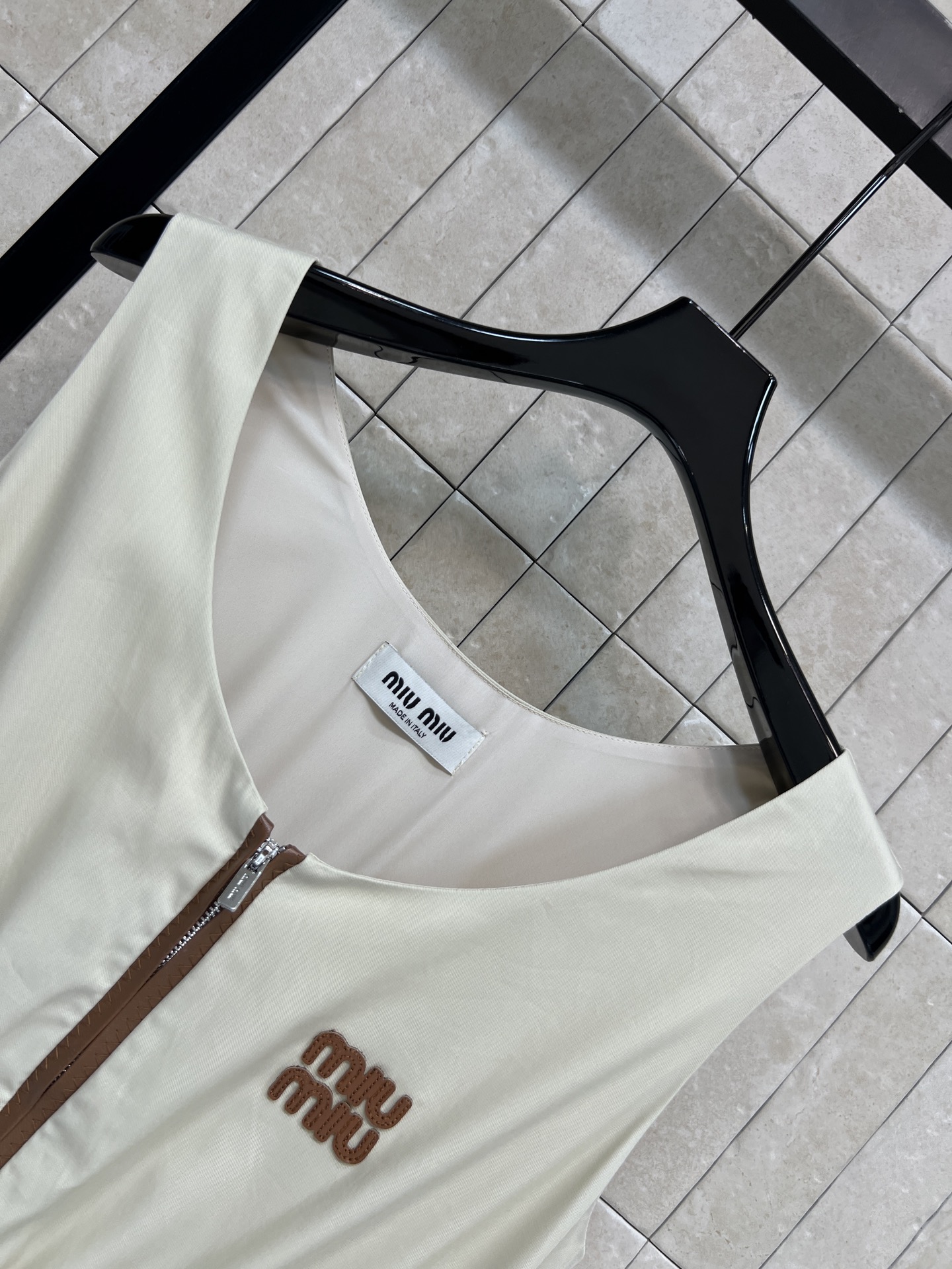 MIU家 26春夏新款 无袖背心连衣裙 面料轻薄触感柔滑 收腰设计勾勒优雅曲线 裙摆宽松及膝 复古又高级