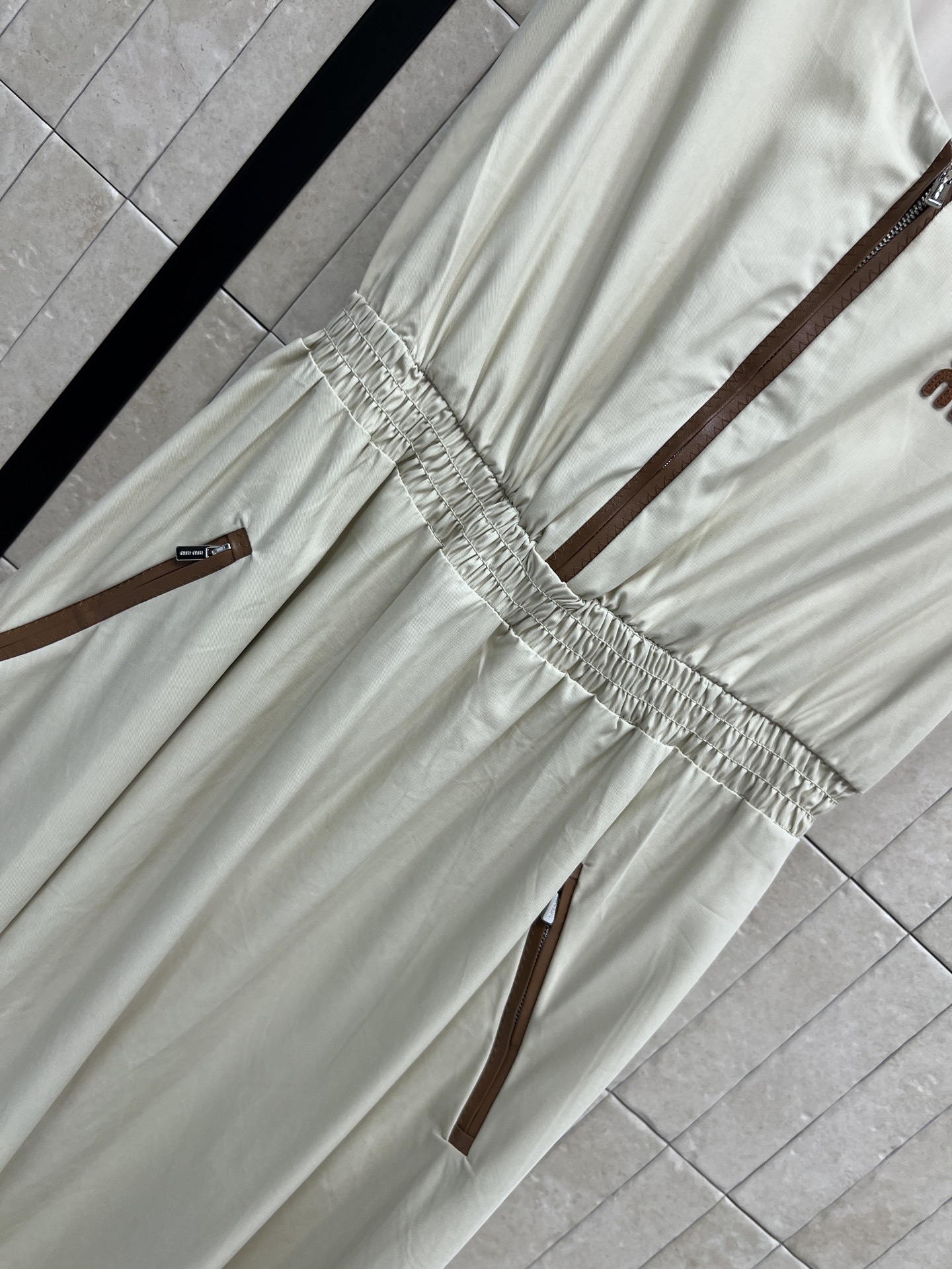 MIU家 26春夏新款 无袖背心连衣裙 面料轻薄触感柔滑 收腰设计勾勒优雅曲线 裙摆宽松及膝 复古又高级