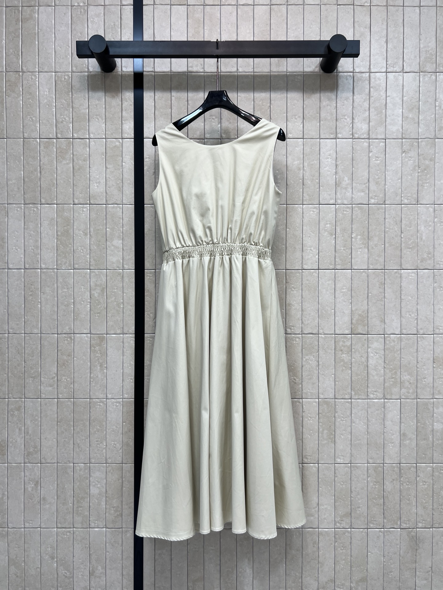 MIU家 26春夏新款 无袖背心连衣裙 面料轻薄触感柔滑 收腰设计勾勒优雅曲线 裙摆宽松及膝 复古又高级