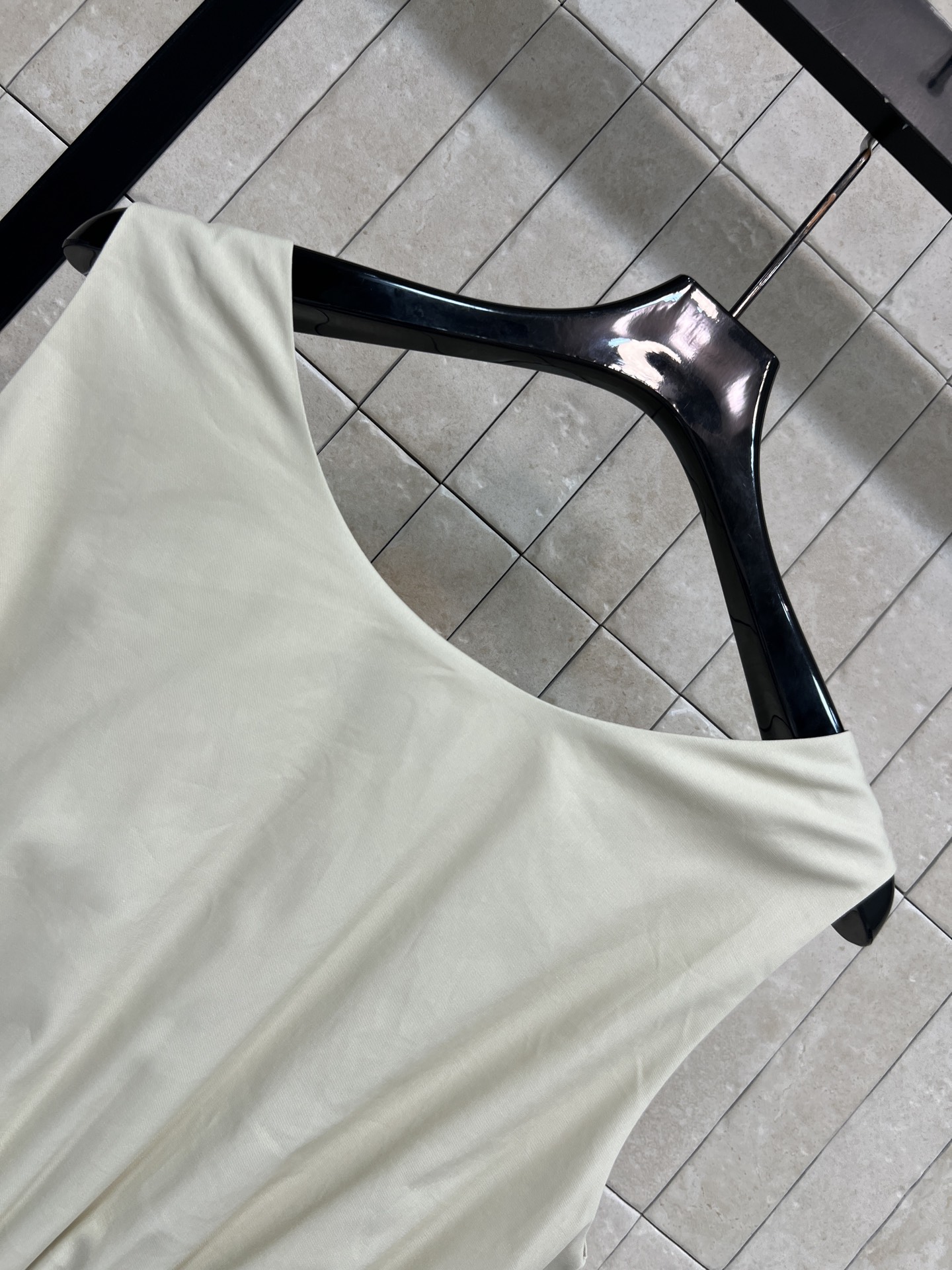 MIU家 26春夏新款 无袖背心连衣裙 面料轻薄触感柔滑 收腰设计勾勒优雅曲线 裙摆宽松及膝 复古又高级