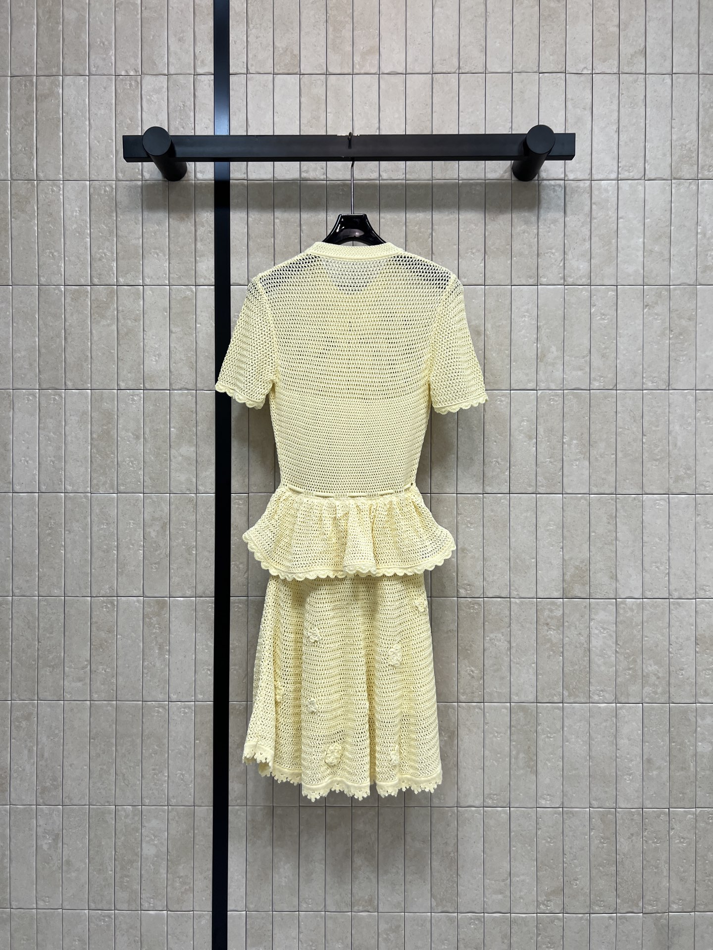 Self家 26春夏新款 镂空针织连衣裙 短袖+荷叶边抽绳收腰 修饰身材比例 立体钩花点缀 柔美又精致 