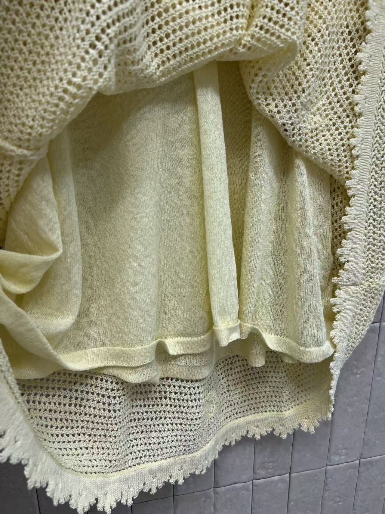 Self家 26春夏新款 镂空针织连衣裙 短袖+荷叶边抽绳收腰 修饰身材比例 立体钩花点缀 柔美又精致 