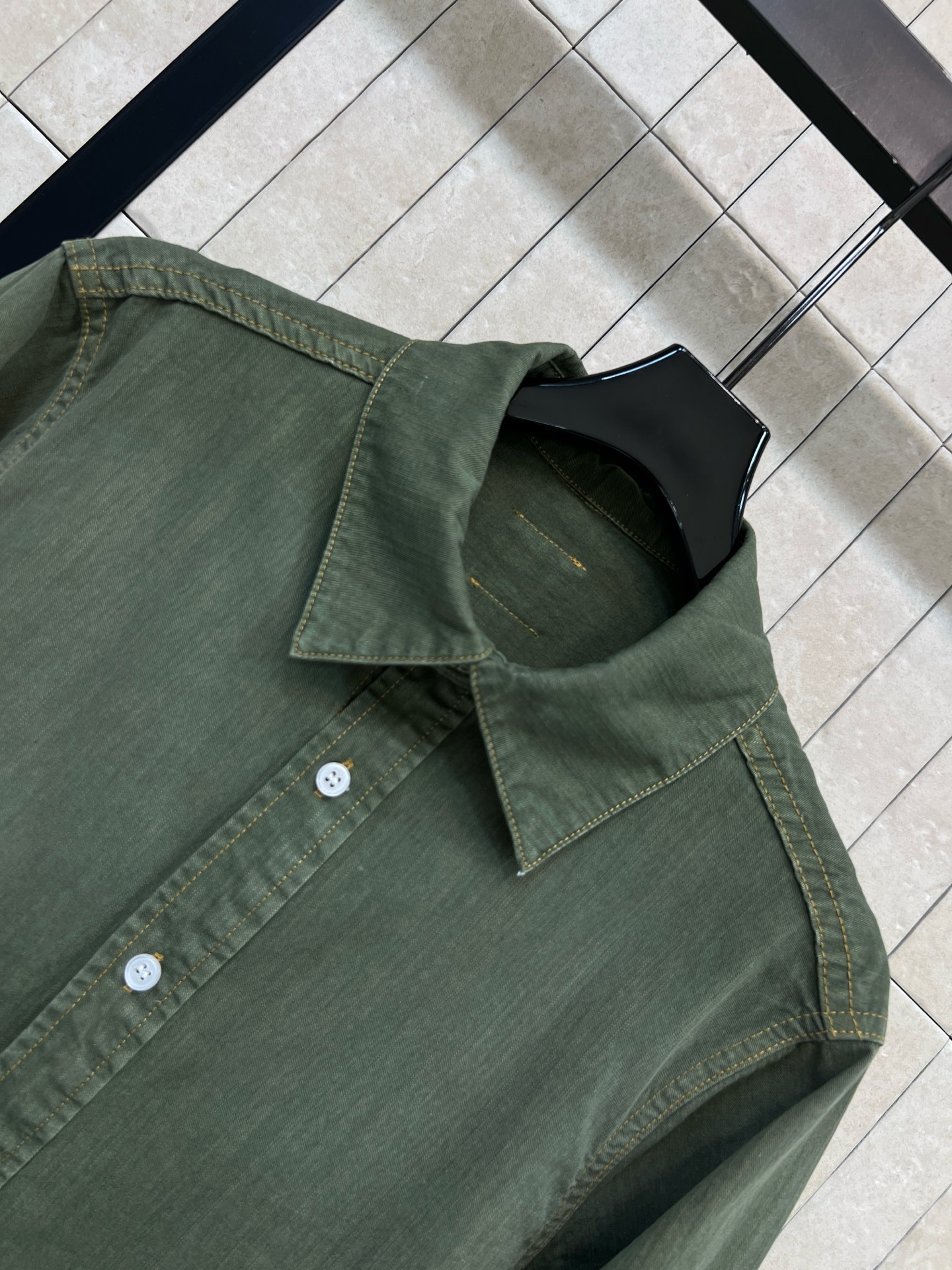 D家 26春夏新款 翻领牛仔衬衫 纯棉牛仔面料 采用经典长袖翻领设计 白色纽扣点缀 简约又有细节感 颜色