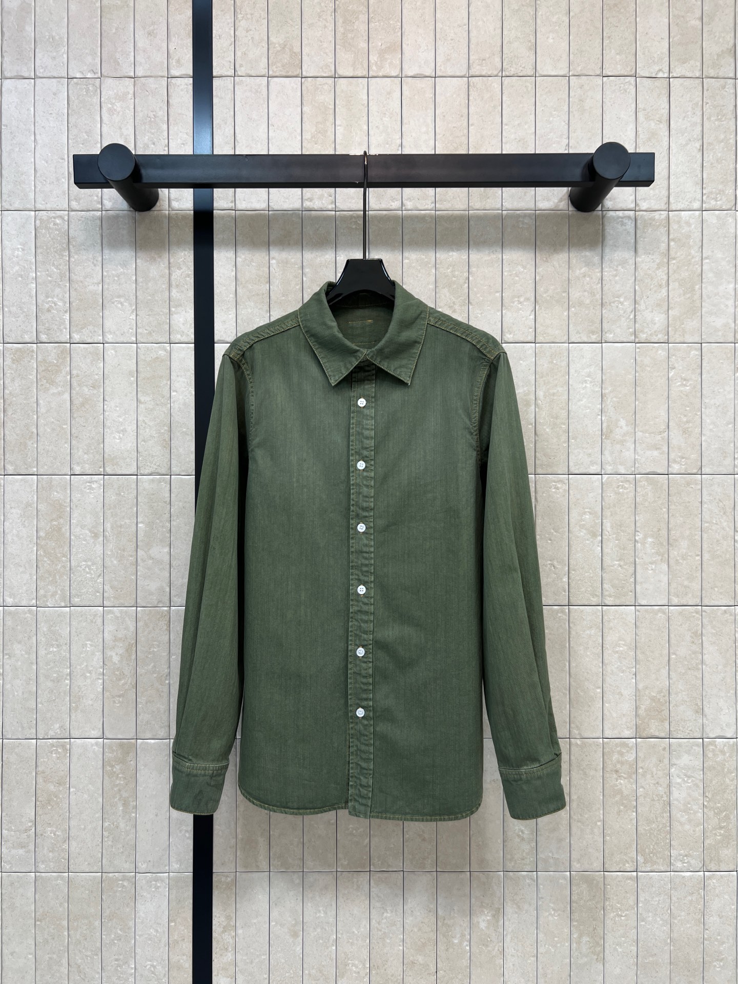 D家 26春夏新款 翻领牛仔衬衫 纯棉牛仔面料 采用经典长袖翻领设计 白色纽扣点缀 简约又有细节感 颜色