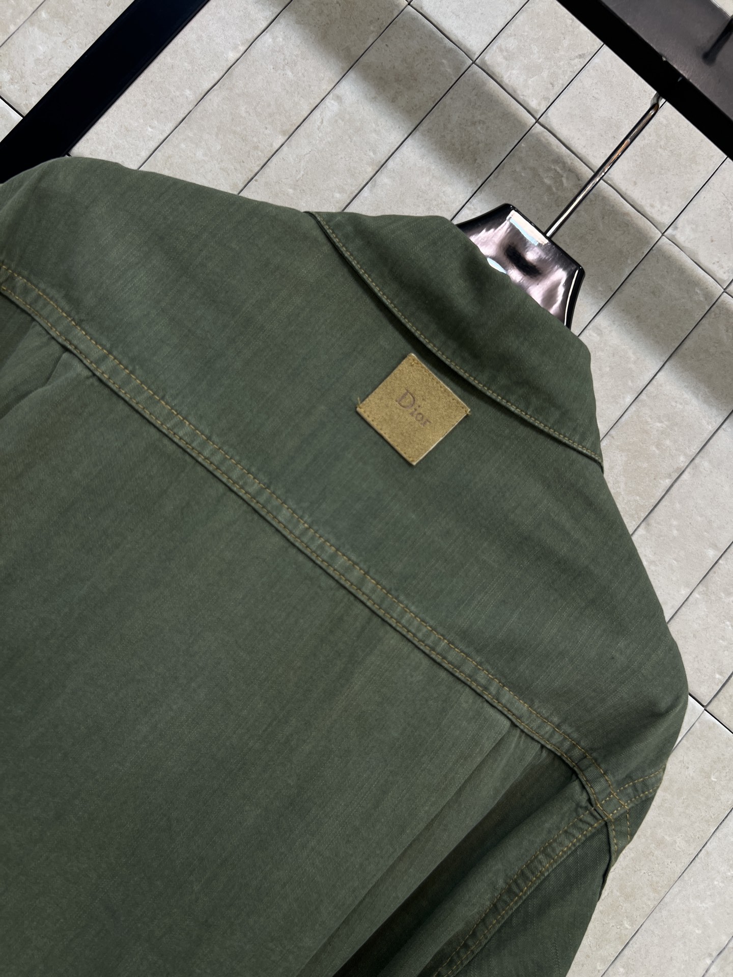 D家 26春夏新款 翻领牛仔衬衫 纯棉牛仔面料 采用经典长袖翻领设计 白色纽扣点缀 简约又有细节感 颜色