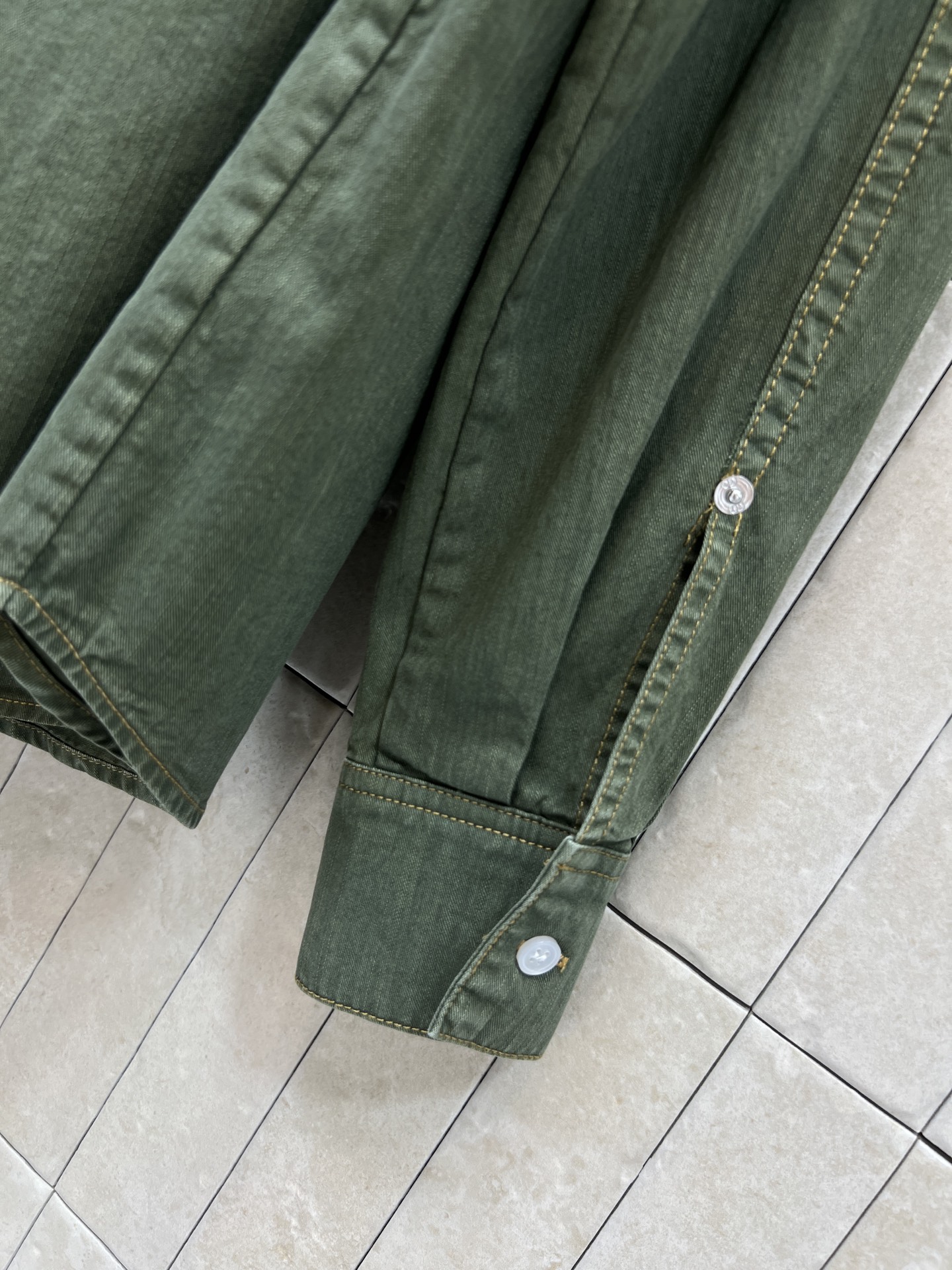 D家 26春夏新款 翻领牛仔衬衫 纯棉牛仔面料 采用经典长袖翻领设计 白色纽扣点缀 简约又有细节感 颜色