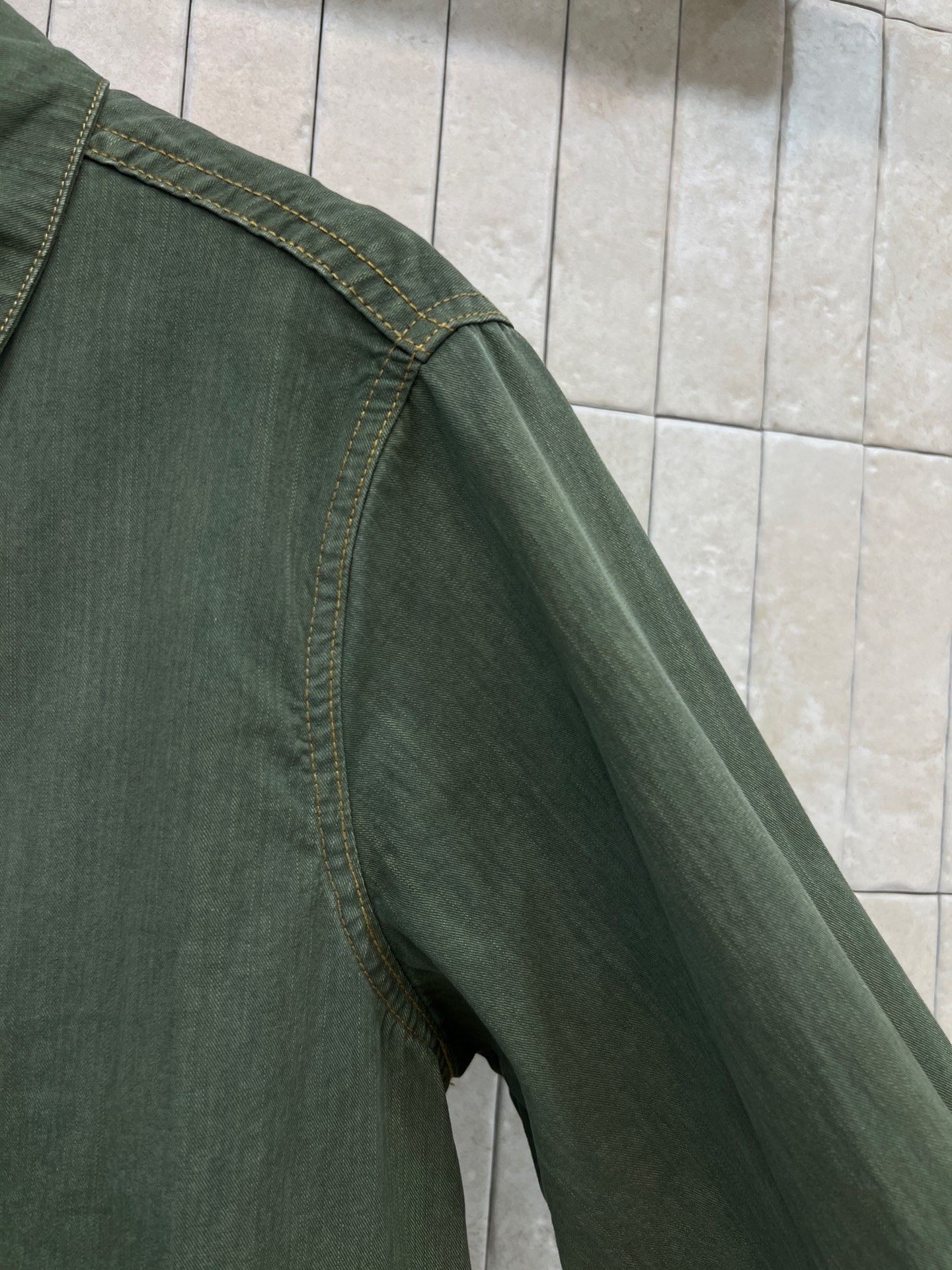 D家 26春夏新款 翻领牛仔衬衫 纯棉牛仔面料 采用经典长袖翻领设计 白色纽扣点缀 简约又有细节感 颜色