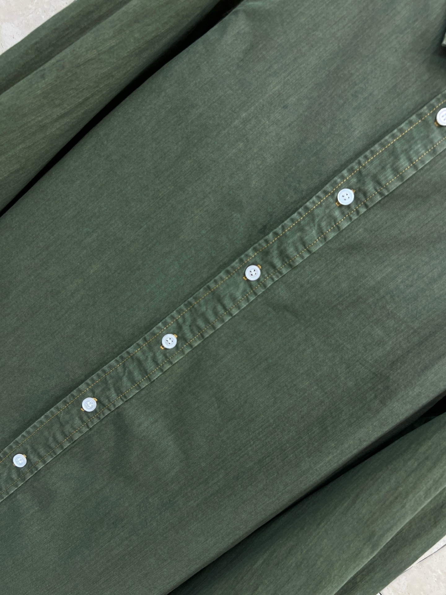 D家 26春夏新款 翻领牛仔衬衫 纯棉牛仔面料 采用经典长袖翻领设计 白色纽扣点缀 简约又有细节感 颜色