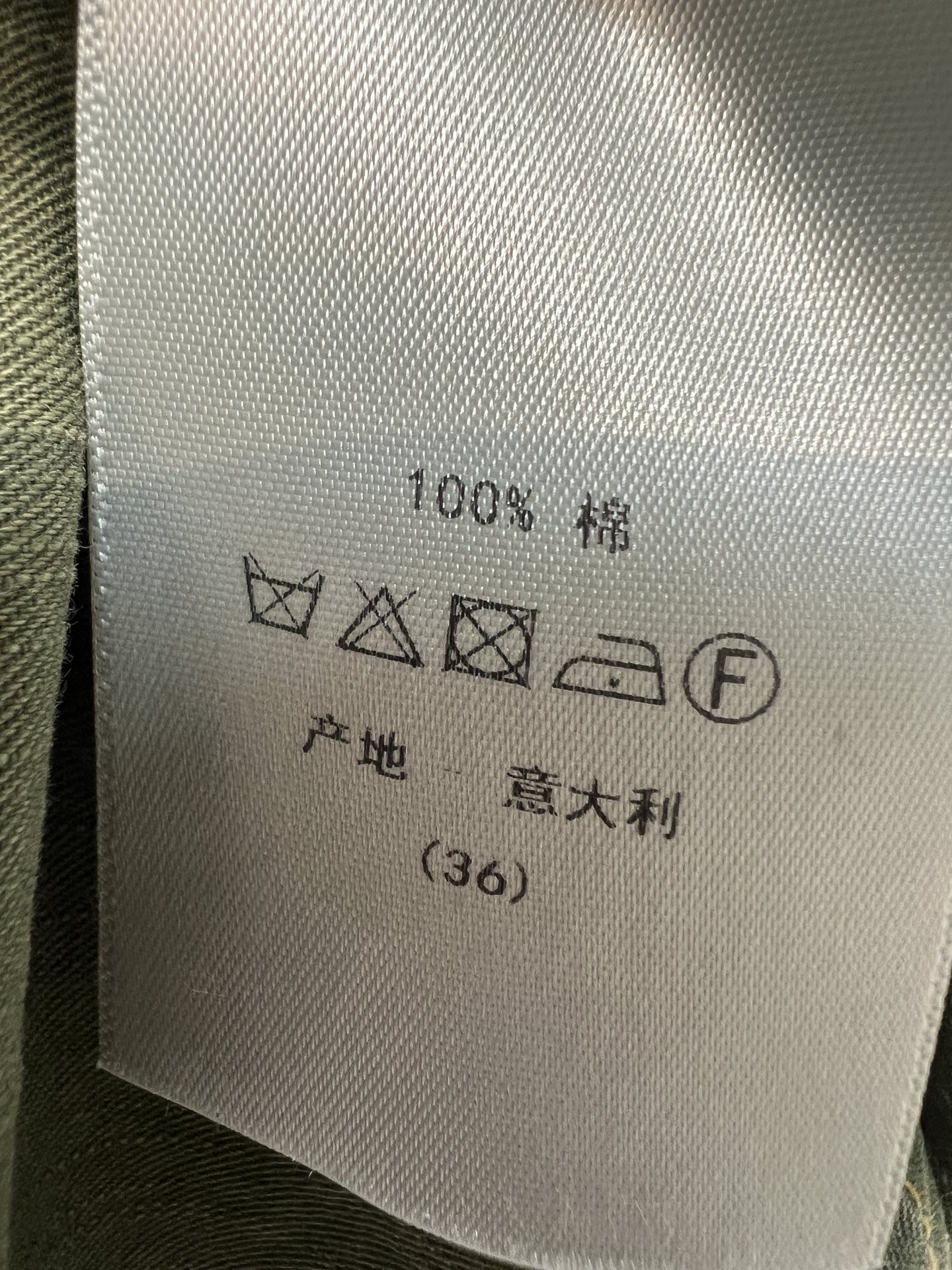 D家 26春夏新款 翻领牛仔衬衫 纯棉牛仔面料 采用经典长袖翻领设计 白色纽扣点缀 简约又有细节感 颜色