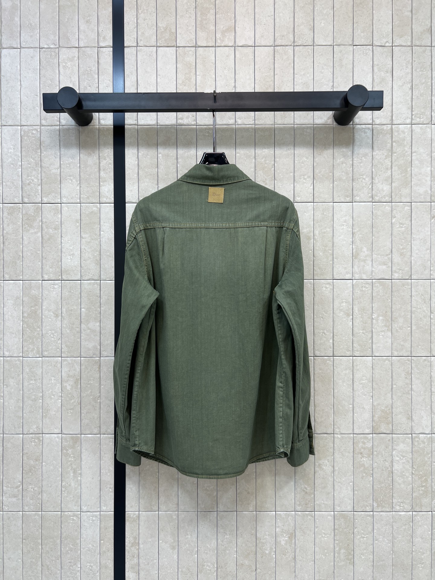 D家 26春夏新款 翻领牛仔衬衫 纯棉牛仔面料 采用经典长袖翻领设计 白色纽扣点缀 简约又有细节感 颜色