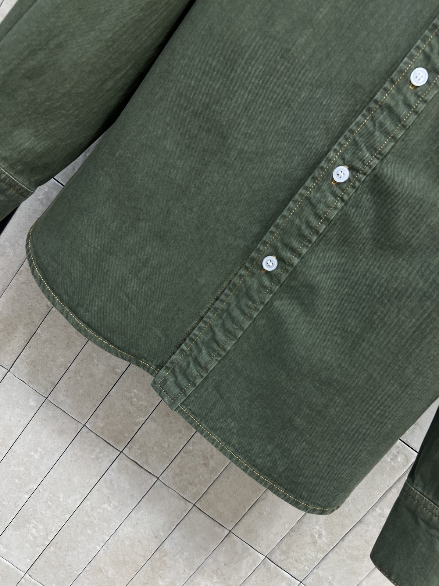 D家 26春夏新款 翻领牛仔衬衫 纯棉牛仔面料 采用经典长袖翻领设计 白色纽扣点缀 简约又有细节感 颜色