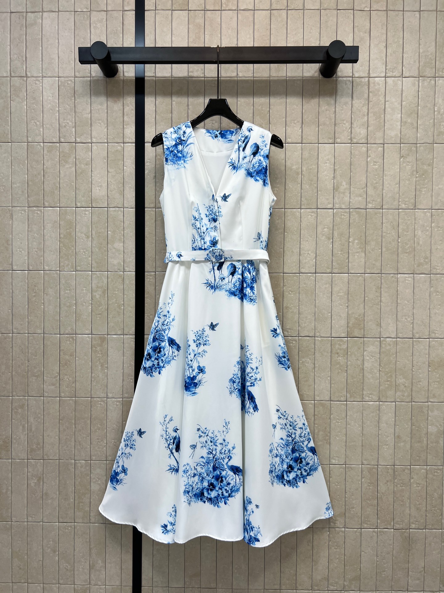 D家 26春夏新款 印花V领连衣裙 面料轻盈触感丝滑凉润 自带高级光泽感 久穿不起皱 蓝白配色清新雅致 