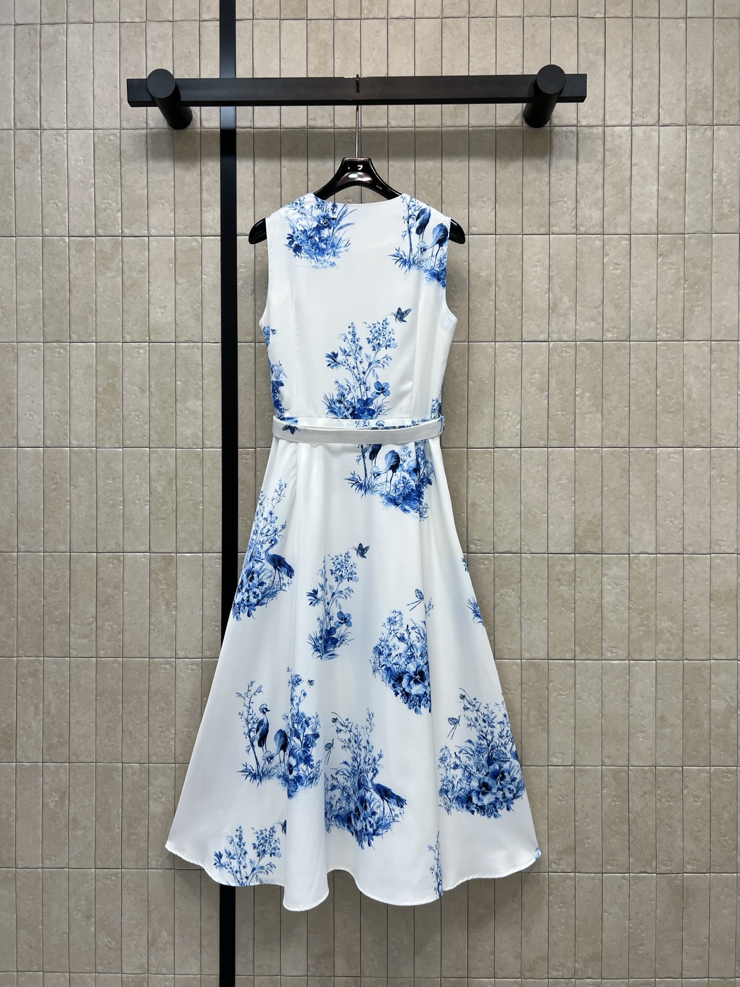 D家 26春夏新款 印花V领连衣裙 面料轻盈触感丝滑凉润 自带高级光泽感 久穿不起皱 蓝白配色清新雅致 