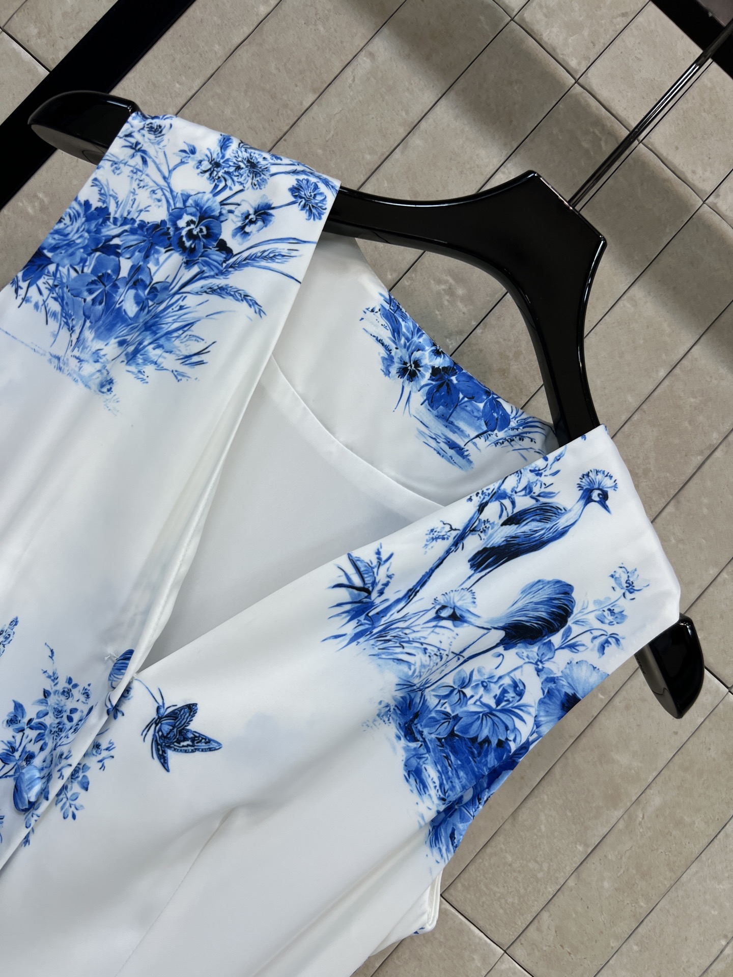 D家 26春夏新款 印花V领连衣裙 面料轻盈触感丝滑凉润 自带高级光泽感 久穿不起皱 蓝白配色清新雅致 