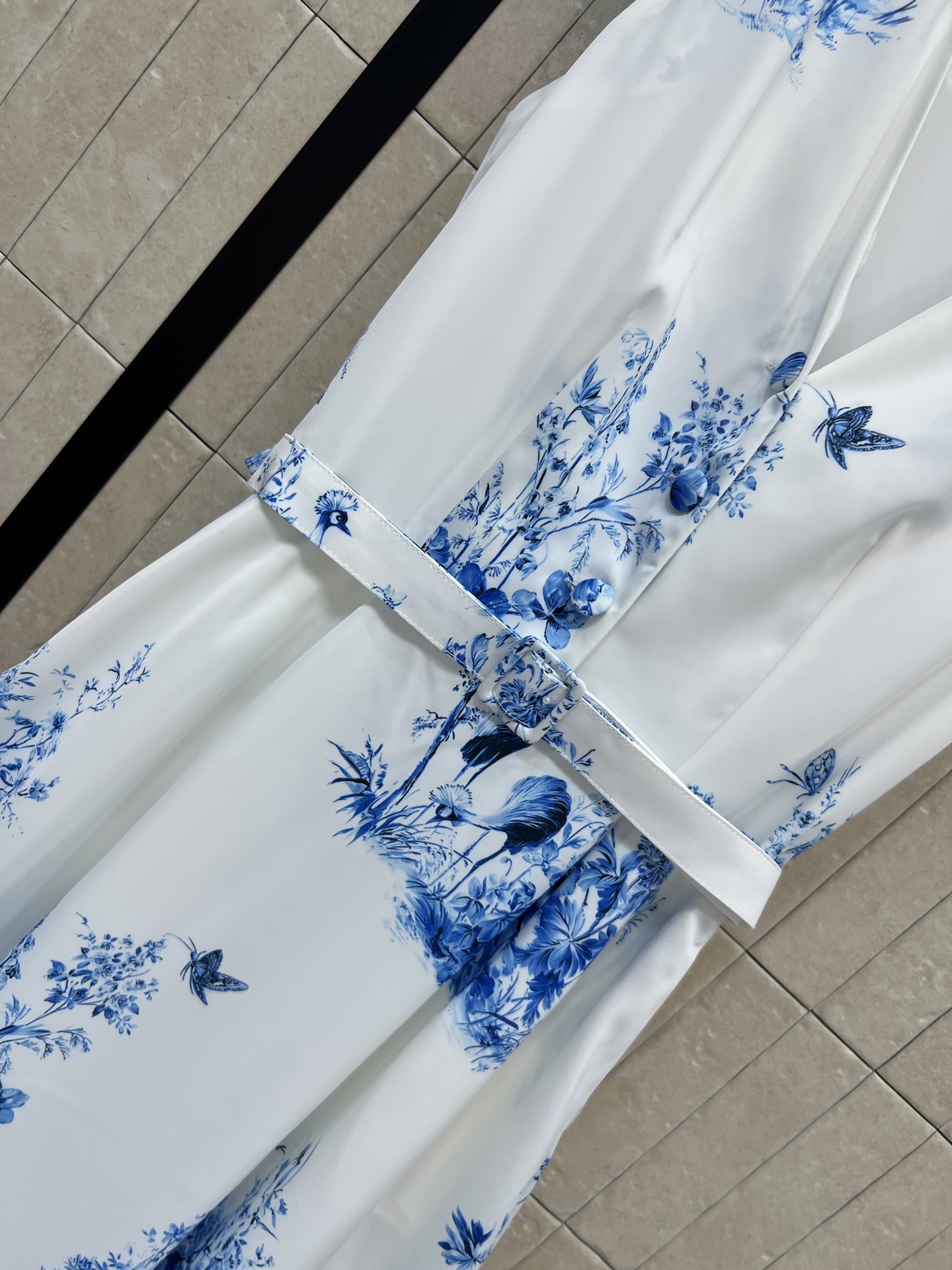 D家 26春夏新款 印花V领连衣裙 面料轻盈触感丝滑凉润 自带高级光泽感 久穿不起皱 蓝白配色清新雅致 