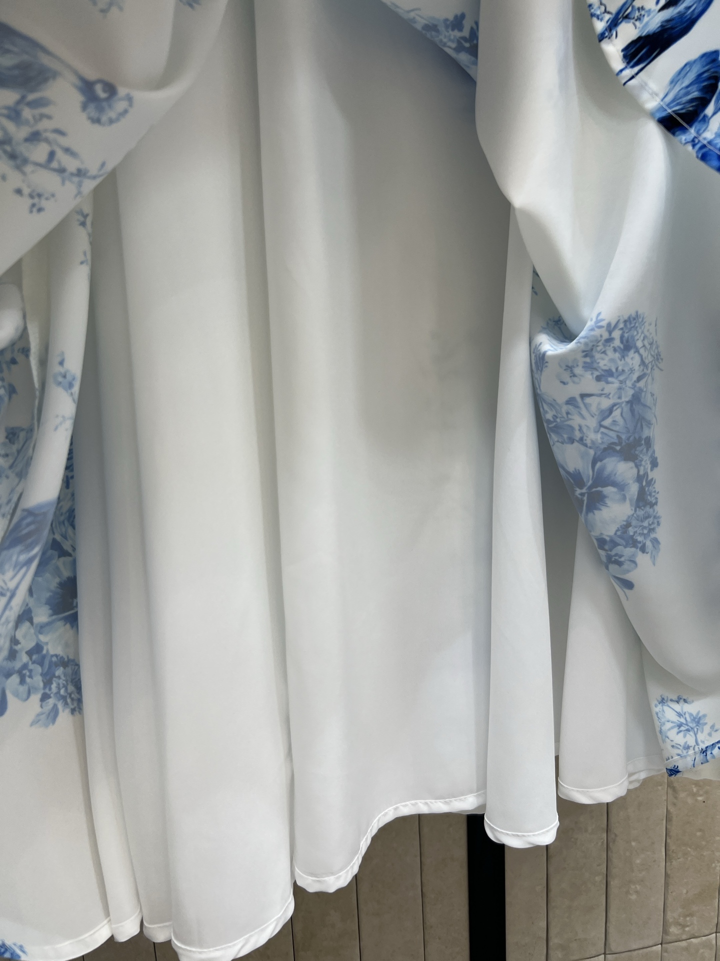 D家 26春夏新款 印花V领连衣裙 面料轻盈触感丝滑凉润 自带高级光泽感 久穿不起皱 蓝白配色清新雅致 