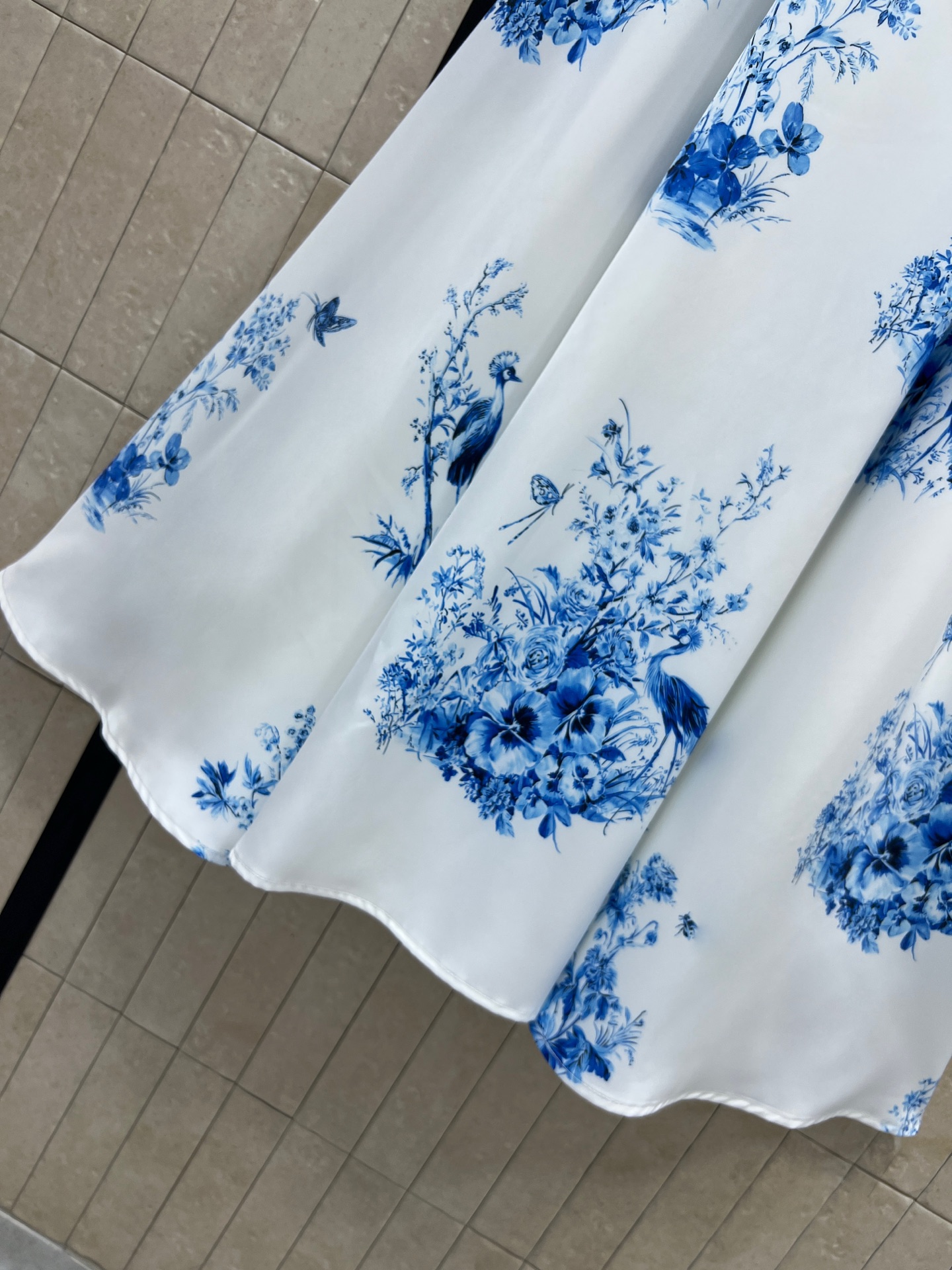 D家 26春夏新款 印花V领连衣裙 面料轻盈触感丝滑凉润 自带高级光泽感 久穿不起皱 蓝白配色清新雅致 