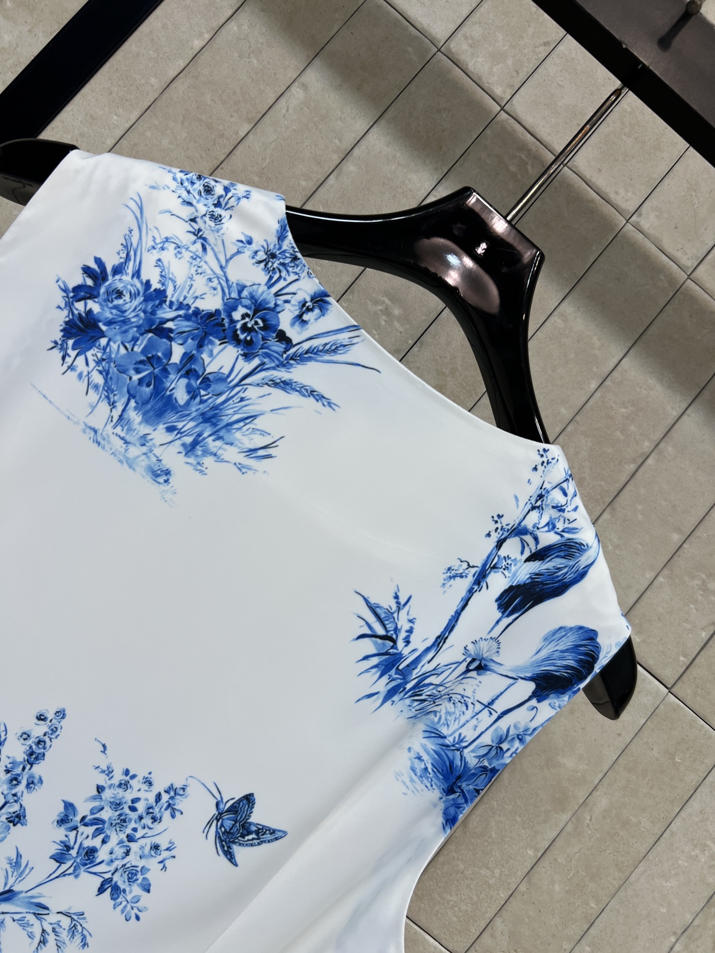 D家 26春夏新款 印花V领连衣裙 面料轻盈触感丝滑凉润 自带高级光泽感 久穿不起皱 蓝白配色清新雅致 