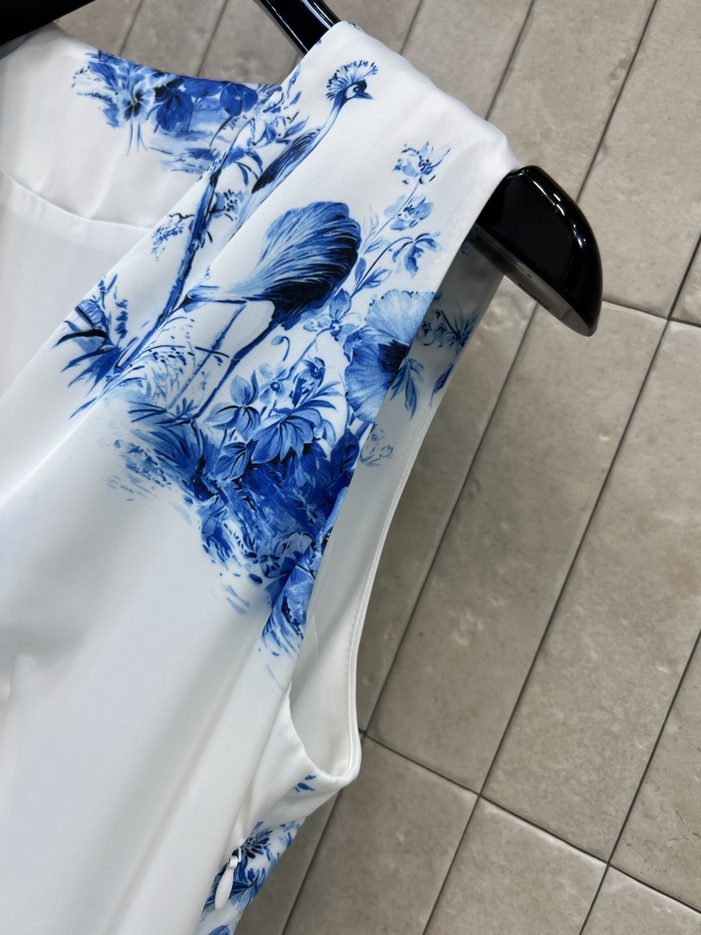 D家 26春夏新款 印花V领连衣裙 面料轻盈触感丝滑凉润 自带高级光泽感 久穿不起皱 蓝白配色清新雅致 