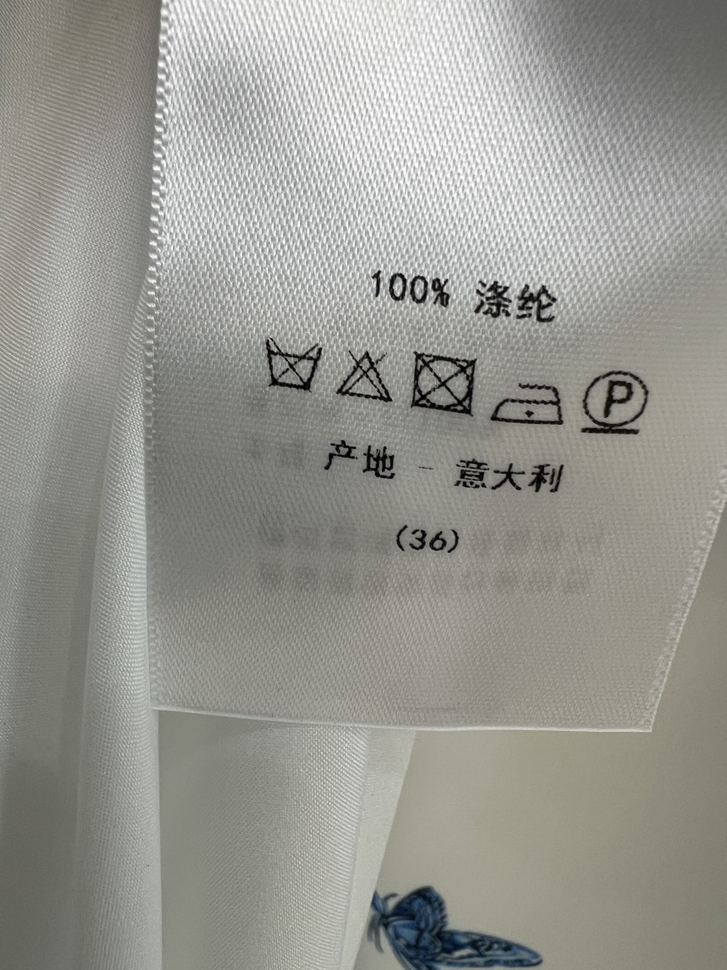 D家 26春夏新款 印花V领连衣裙 面料轻盈触感丝滑凉润 自带高级光泽感 久穿不起皱 蓝白配色清新雅致 